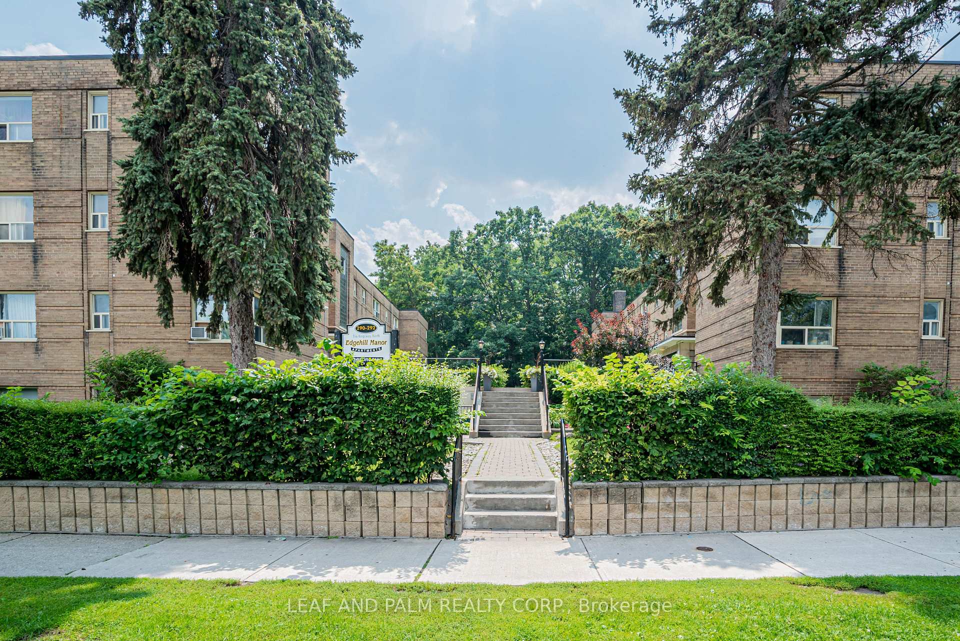 Photo 5 of Unit 104, 290 The Kingsway, Etobicoke, Edenbridge-Humber Valley — HOMEH