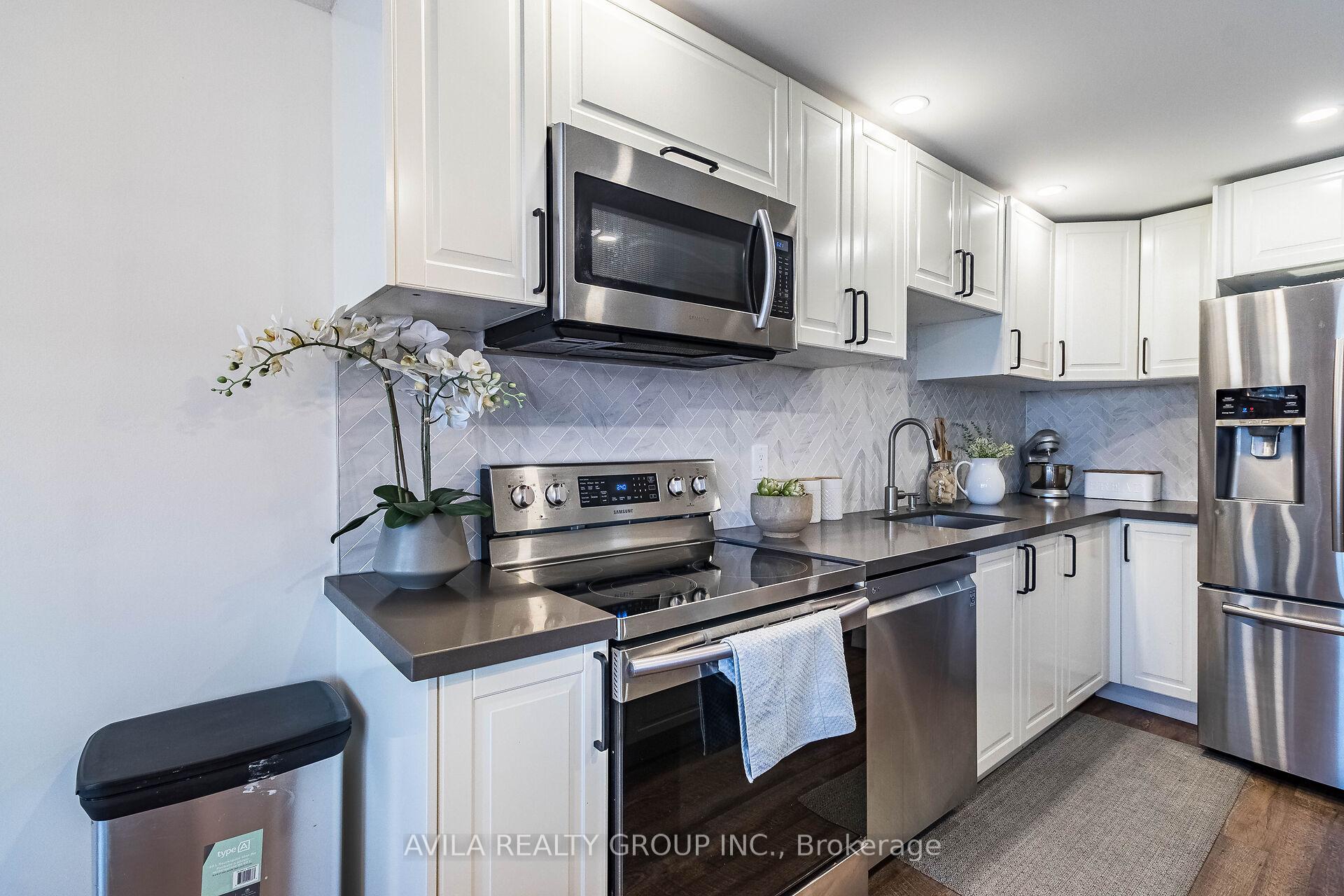 Photo 11 of Unit 815, 11 Wincott Drive, Etobicoke, Kingsview Village-The Westway — HOMEH