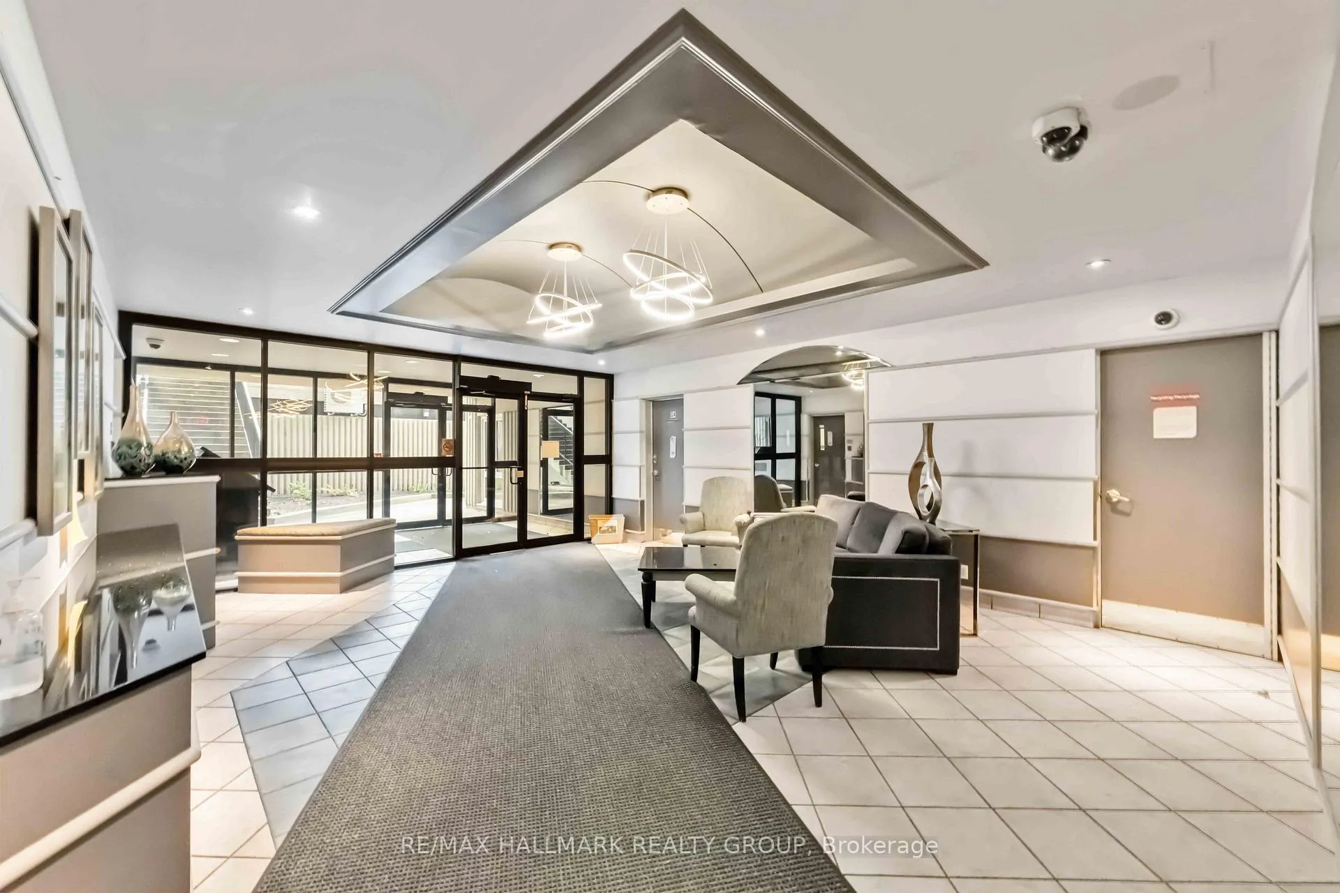 Photo 2 of 158c Mcarthur Avenue S, Ottawa, Vanier — HOMEH