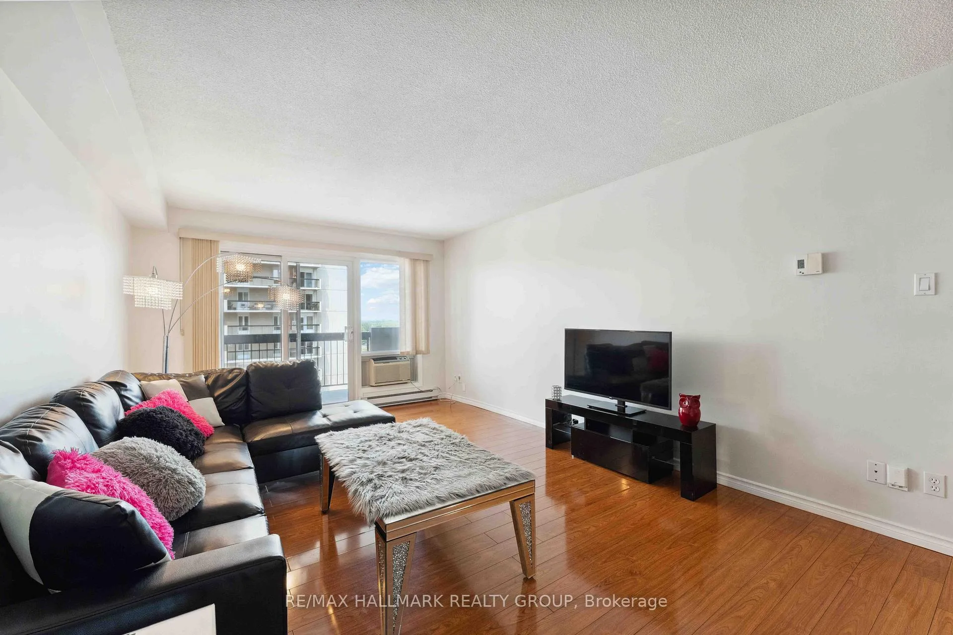 Photo 10 of 158c Mcarthur Avenue S, Ottawa, Vanier — HOMEH