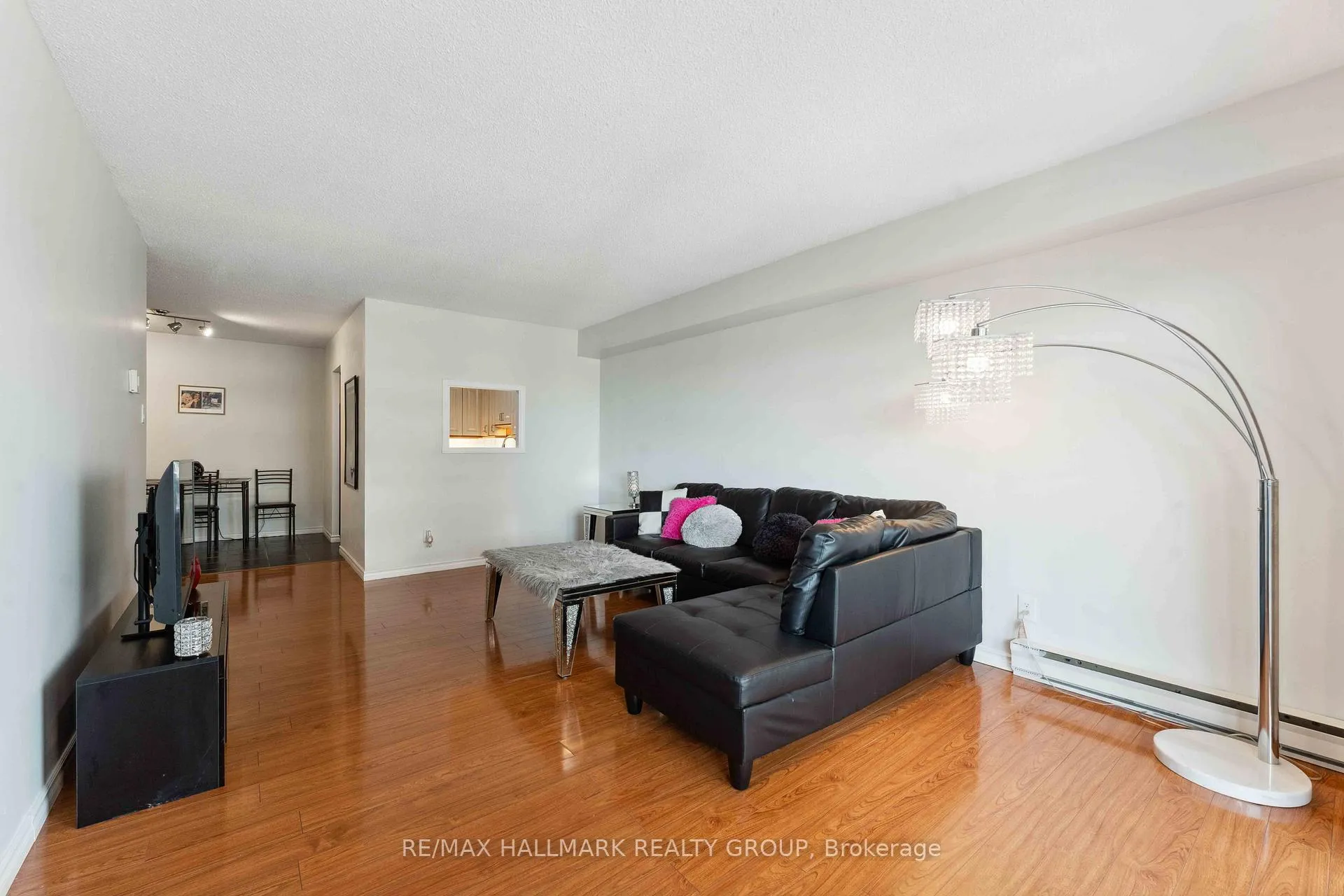 Photo 11 of 158c Mcarthur Avenue S, Ottawa, Vanier — HOMEH