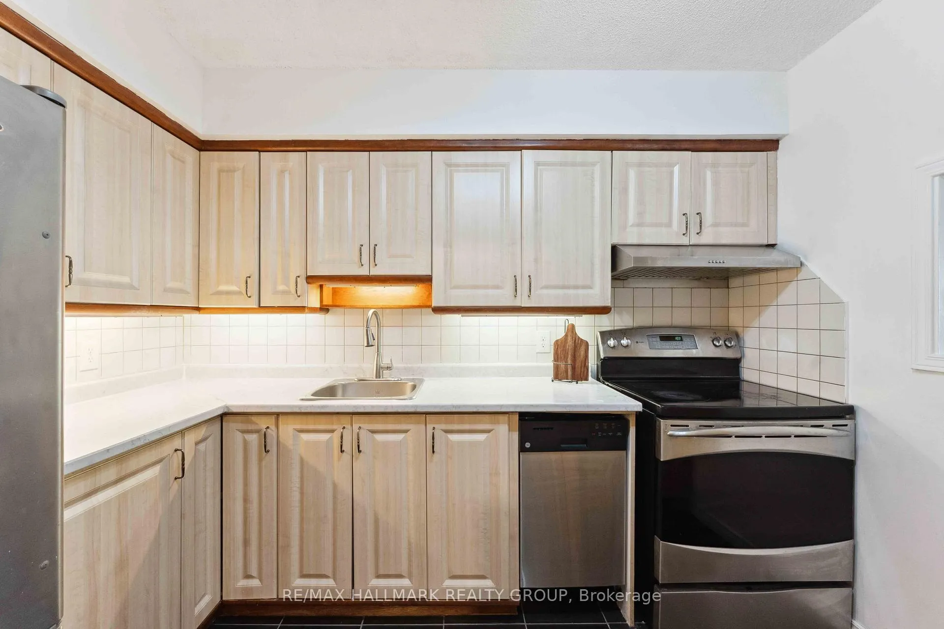 Photo 14 of 158c Mcarthur Avenue S, Ottawa, Vanier — HOMEH