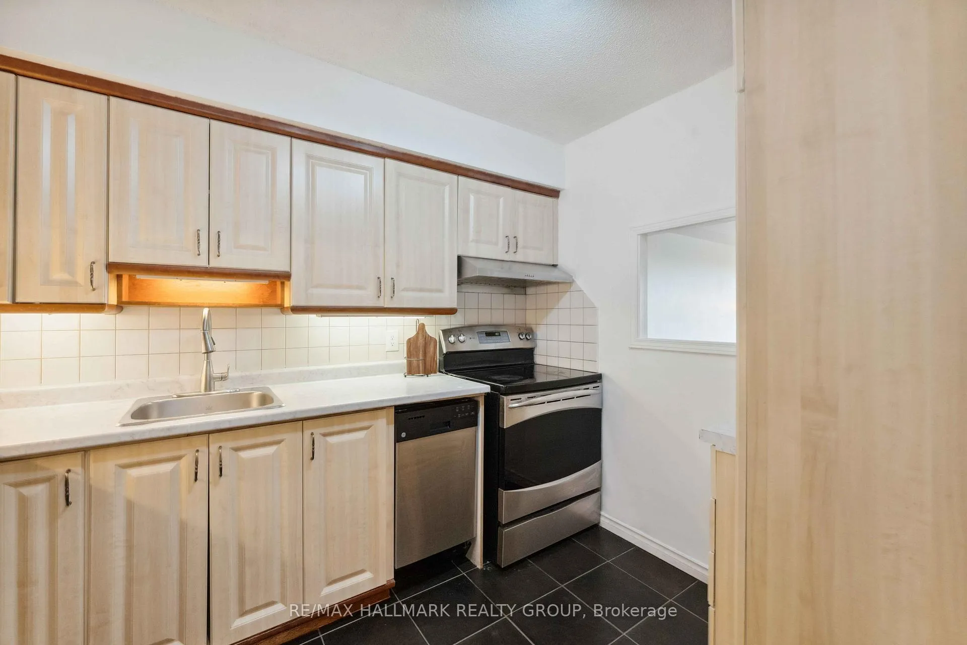 Photo 15 of 158c Mcarthur Avenue S, Ottawa, Vanier — HOMEH