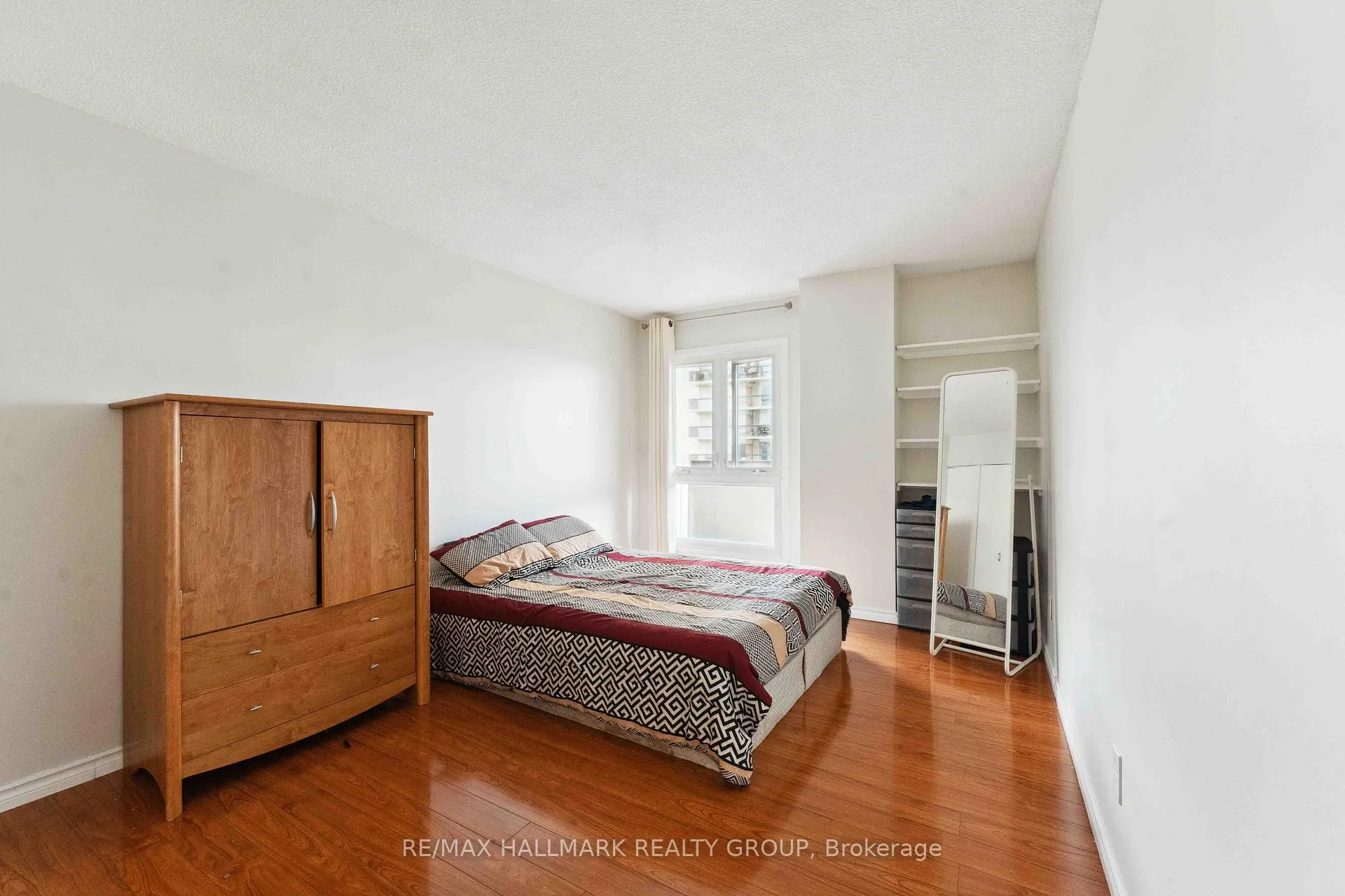 Photo 17 of 158c Mcarthur Avenue S, Ottawa, Vanier — HOMEH