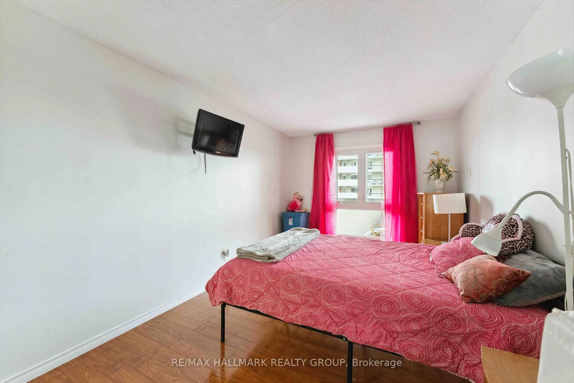 Photo 20 of 158c Mcarthur Avenue S, Ottawa, Vanier — HOMEH