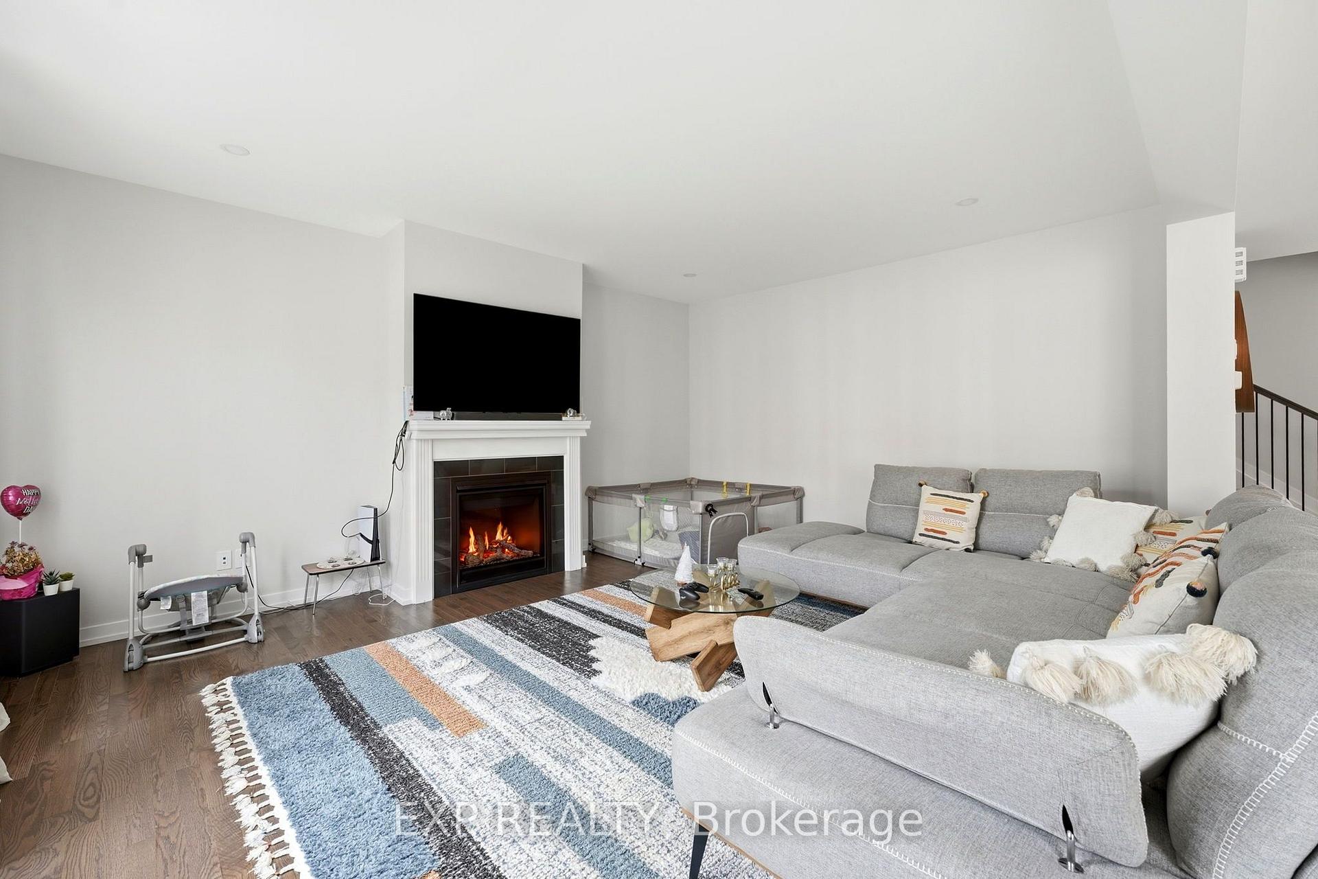 Photo 4 of 104 Hackamore Crescent, Ottawa, Richmond — HOMEH