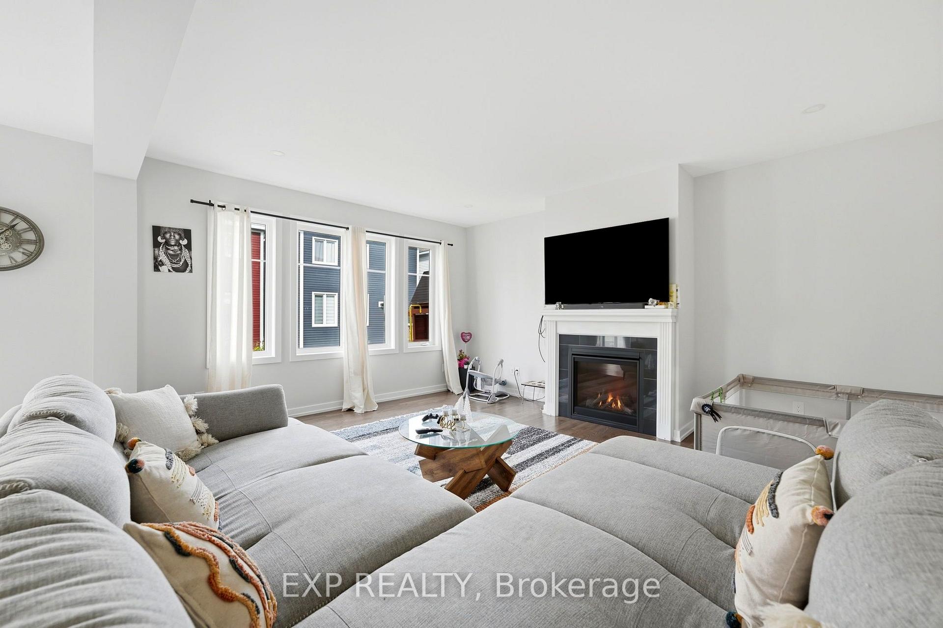 Photo 5 of 104 Hackamore Crescent, Ottawa, Richmond — HOMEH