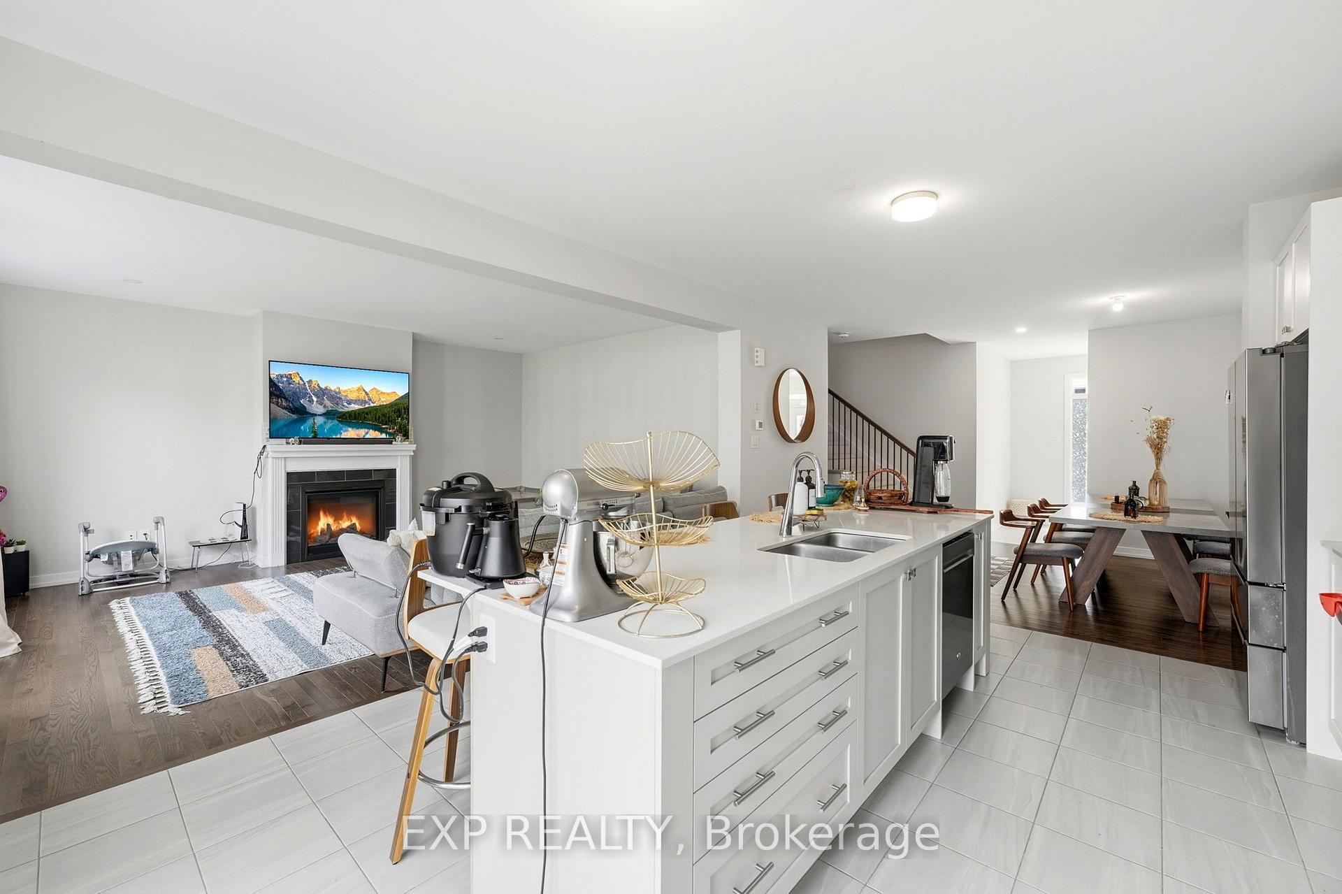 Photo 8 of 104 Hackamore Crescent, Ottawa, Richmond — HOMEH