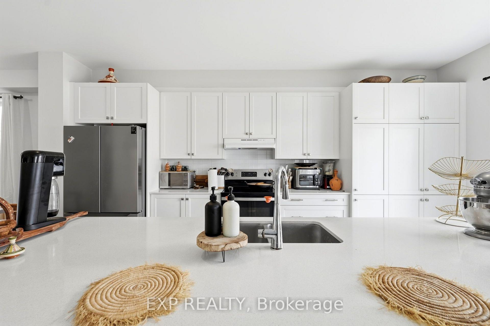 Photo 10 of 104 Hackamore Crescent, Ottawa, Richmond — HOMEH