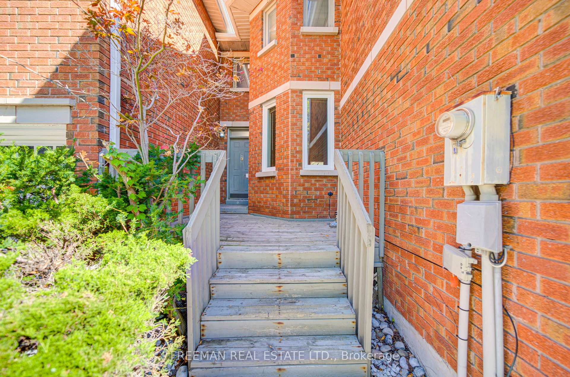 Photo 3 of 107 Brownstone Circle, Vaughan, Crestwood-Springfarm-Yorkhill — HOMEH