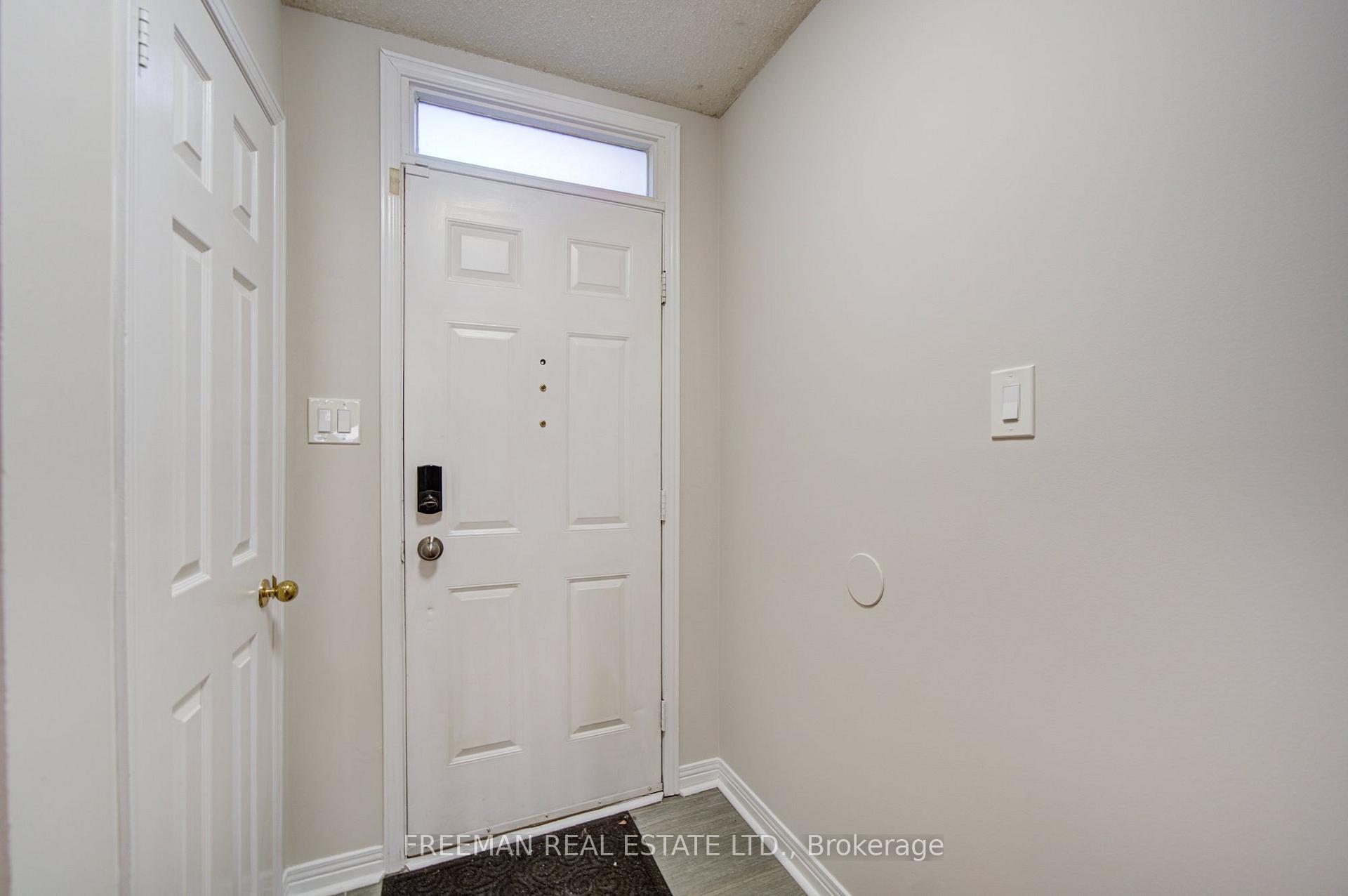 Photo 4 of 107 Brownstone Circle, Vaughan, Crestwood-Springfarm-Yorkhill — HOMEH