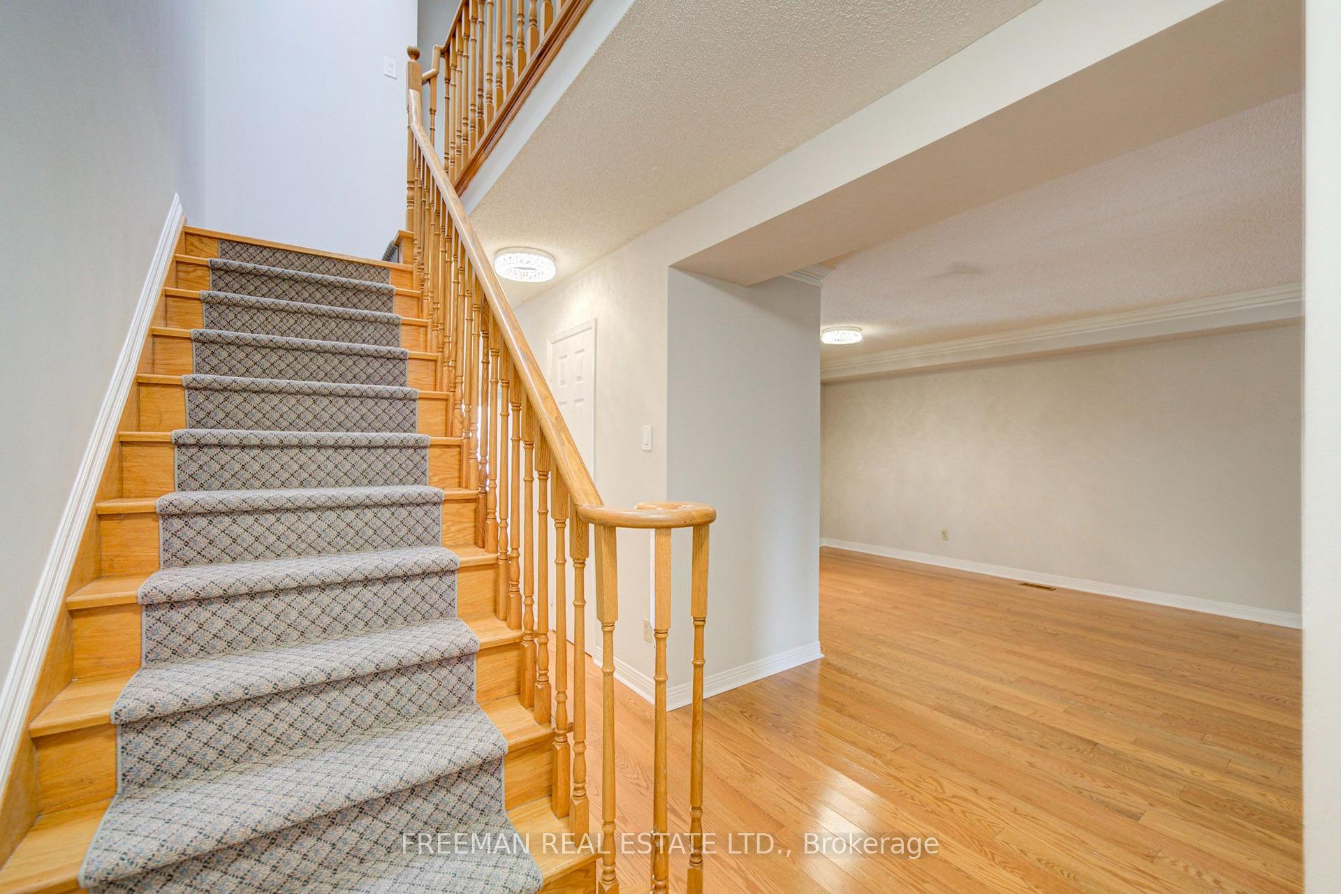 Photo 5 of 107 Brownstone Circle, Vaughan, Crestwood-Springfarm-Yorkhill — HOMEH