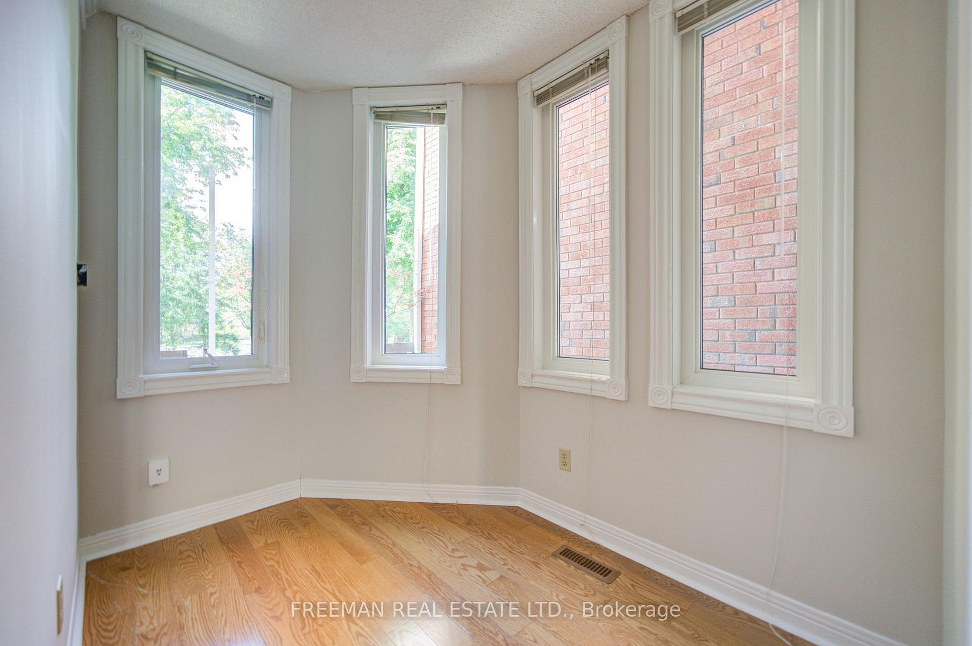 Photo 6 of 107 Brownstone Circle, Vaughan, Crestwood-Springfarm-Yorkhill — HOMEH
