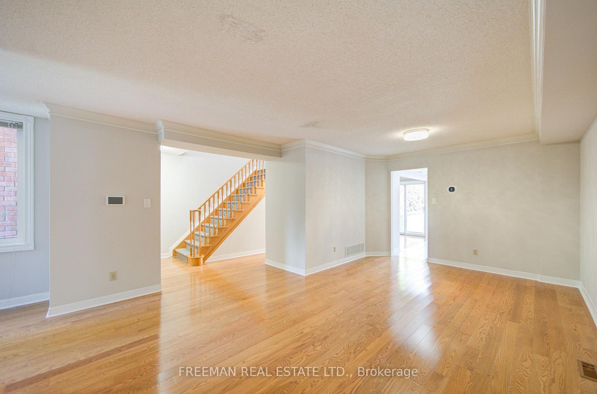 Photo 7 of 107 Brownstone Circle, Vaughan, Crestwood-Springfarm-Yorkhill — HOMEH