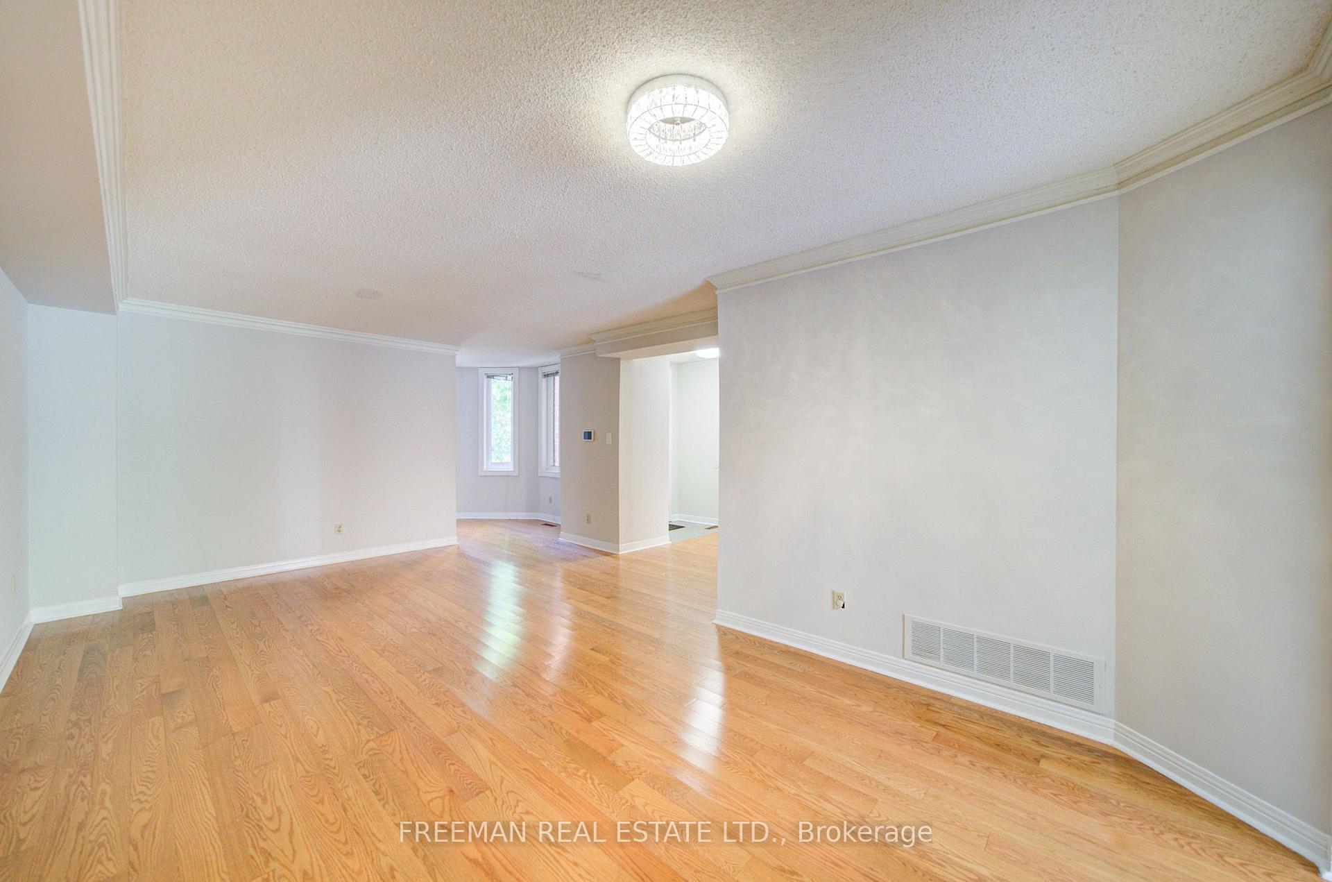 Photo 8 of 107 Brownstone Circle, Vaughan, Crestwood-Springfarm-Yorkhill — HOMEH