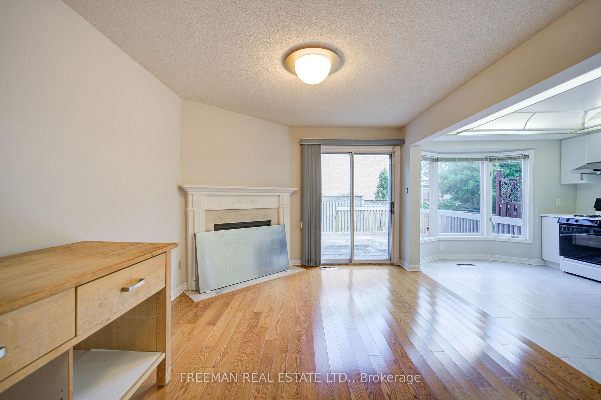 Photo 9 of 107 Brownstone Circle, Vaughan, Crestwood-Springfarm-Yorkhill — HOMEH