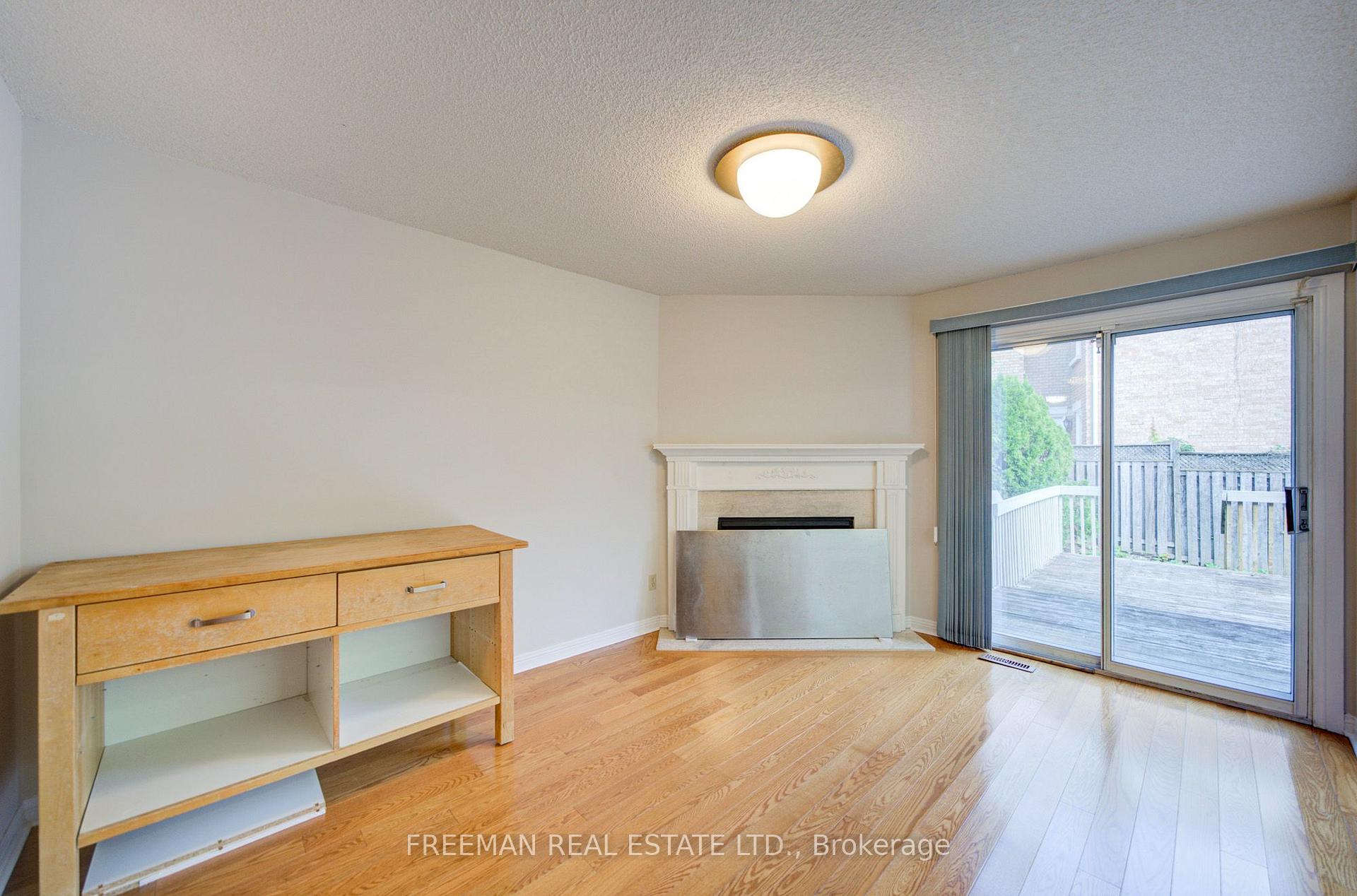 Photo 10 of 107 Brownstone Circle, Vaughan, Crestwood-Springfarm-Yorkhill — HOMEH