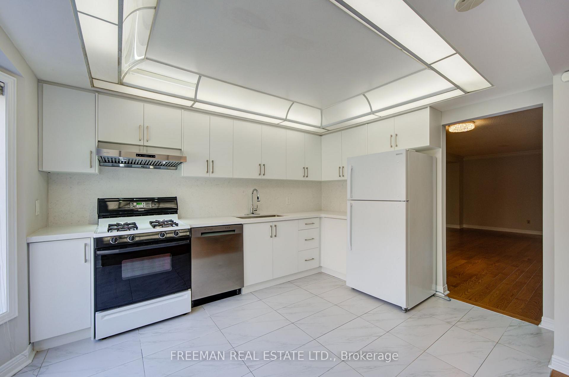 Photo 13 of 107 Brownstone Circle, Vaughan, Crestwood-Springfarm-Yorkhill — HOMEH