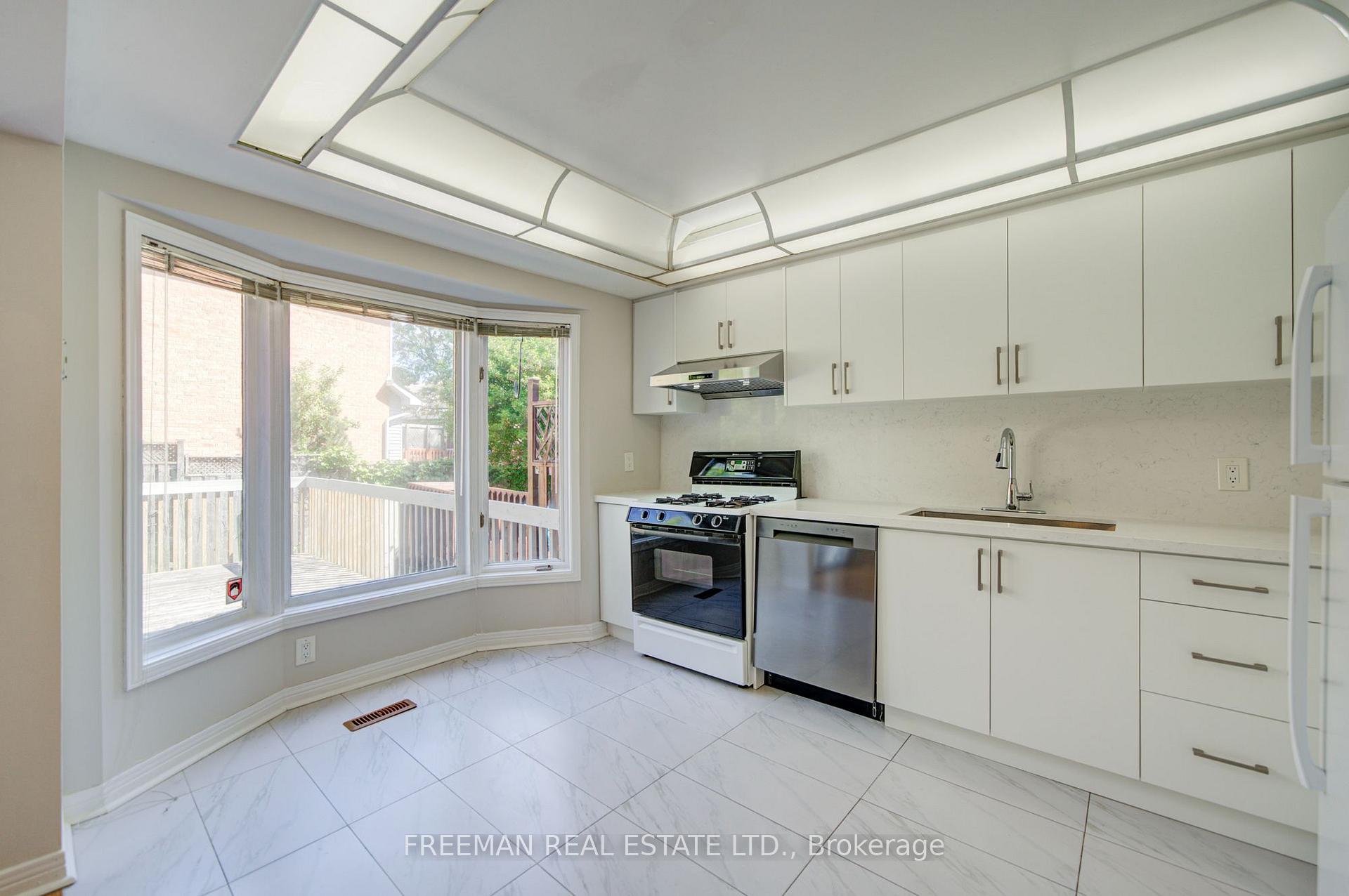 Photo 14 of 107 Brownstone Circle, Vaughan, Crestwood-Springfarm-Yorkhill — HOMEH