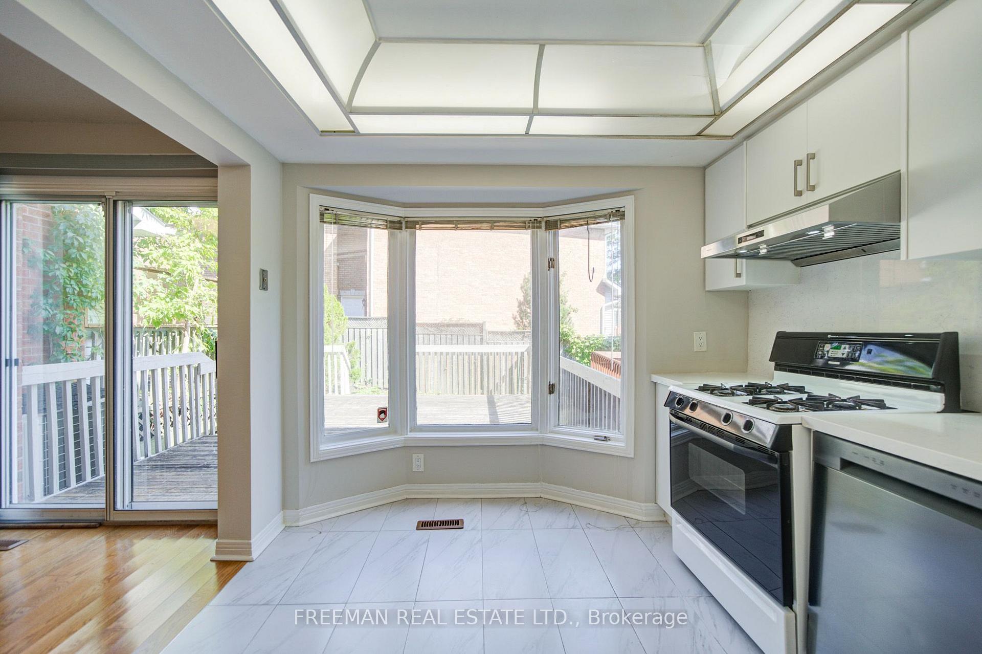 Photo 16 of 107 Brownstone Circle, Vaughan, Crestwood-Springfarm-Yorkhill — HOMEH