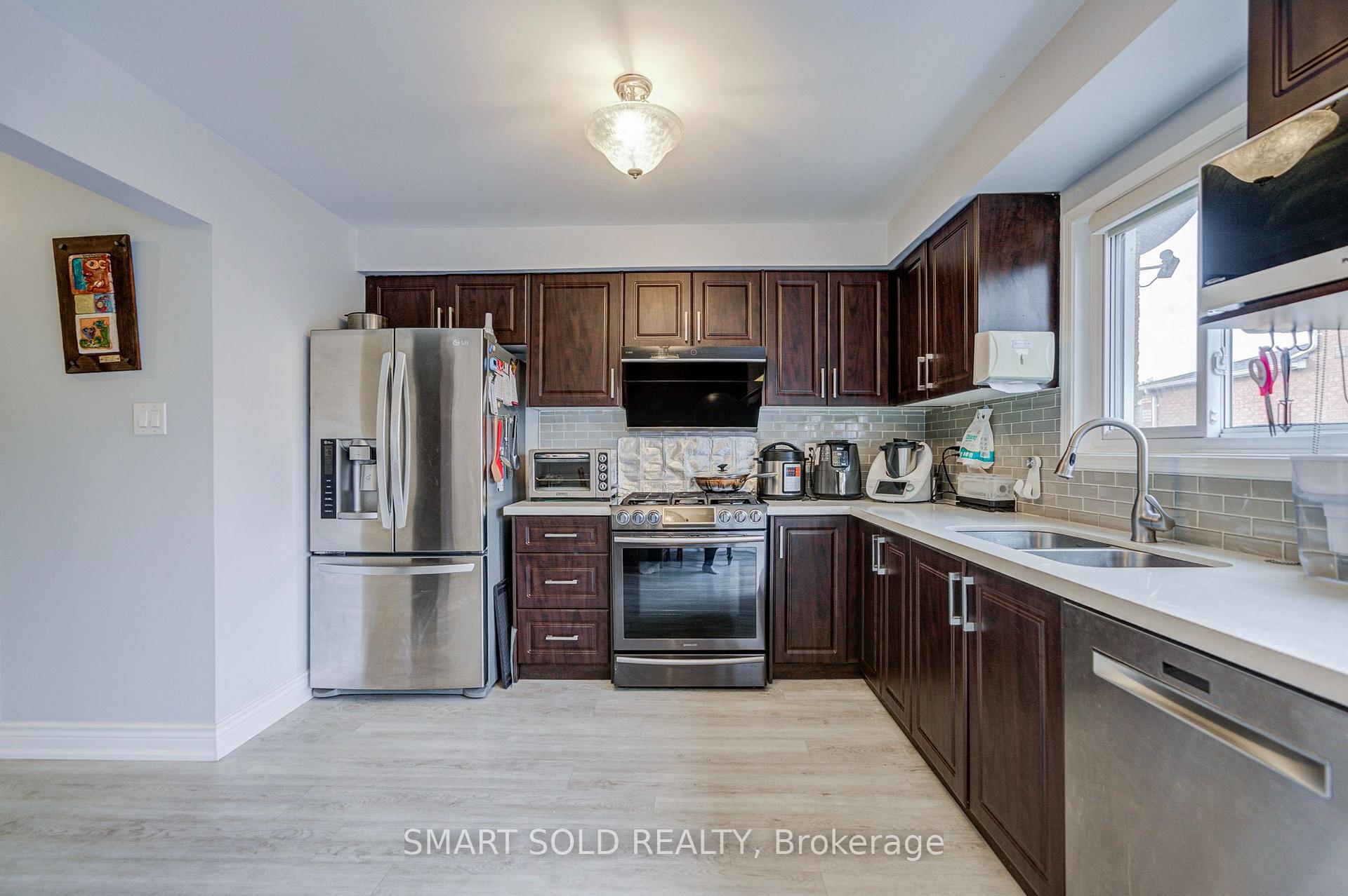 Photo 14 of 70 Connery Crescent, Markham, Middlefield — HOMEH
