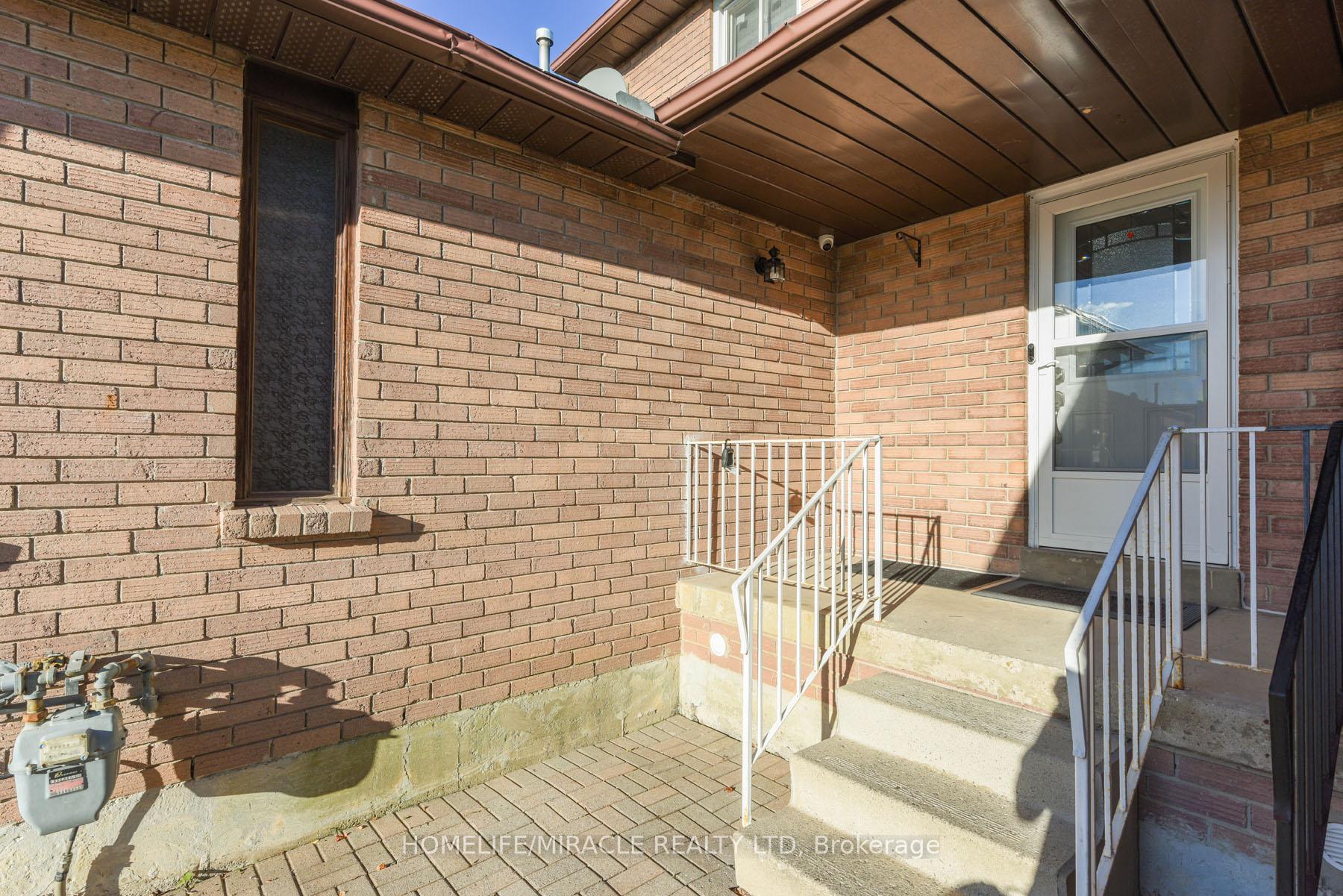 Photo 3 of 22 Woodsend Run, Brampton, Fletcher's Creek South — HOMEH