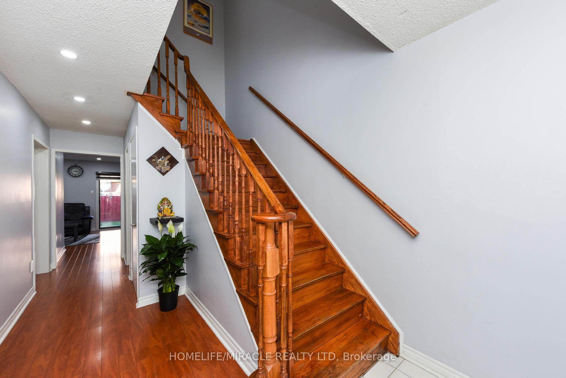 Photo 5 of 22 Woodsend Run, Brampton, Fletcher's Creek South — HOMEH