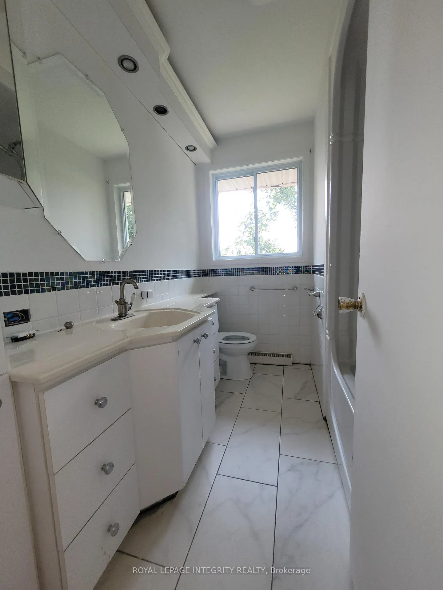Photo 14 of Unit 1, 17 Kingsbury Avenue, Ottawa, Meadowlands/Crestview — HOMEH