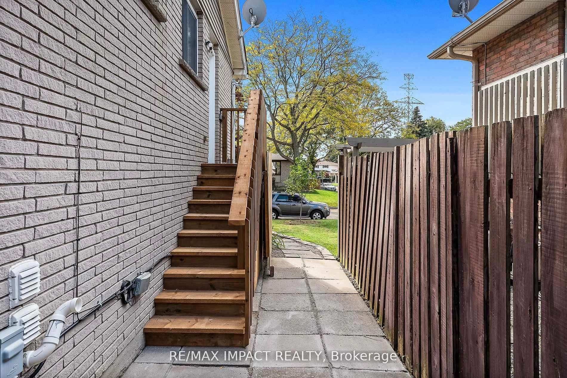 Photo 5 of 261 Kensington Crescent, Oshawa, Centennial — HOMEH