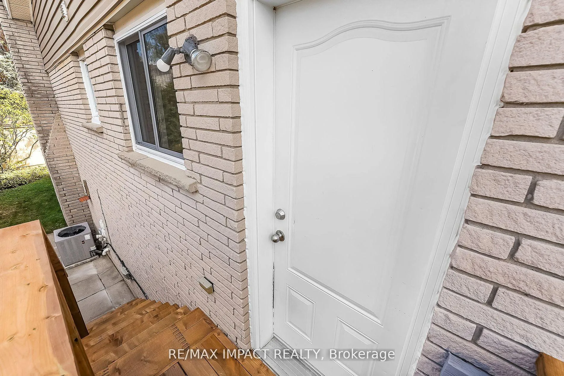 Photo 6 of 261 Kensington Crescent, Oshawa, Centennial — HOMEH