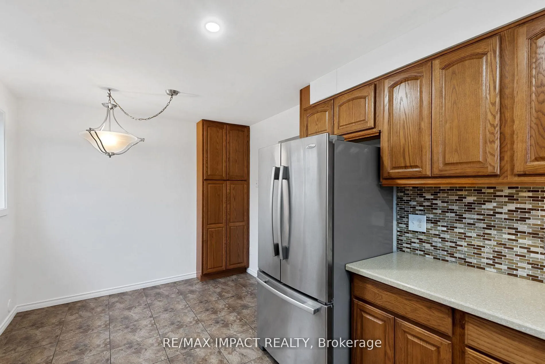Photo 8 of 261 Kensington Crescent, Oshawa, Centennial — HOMEH