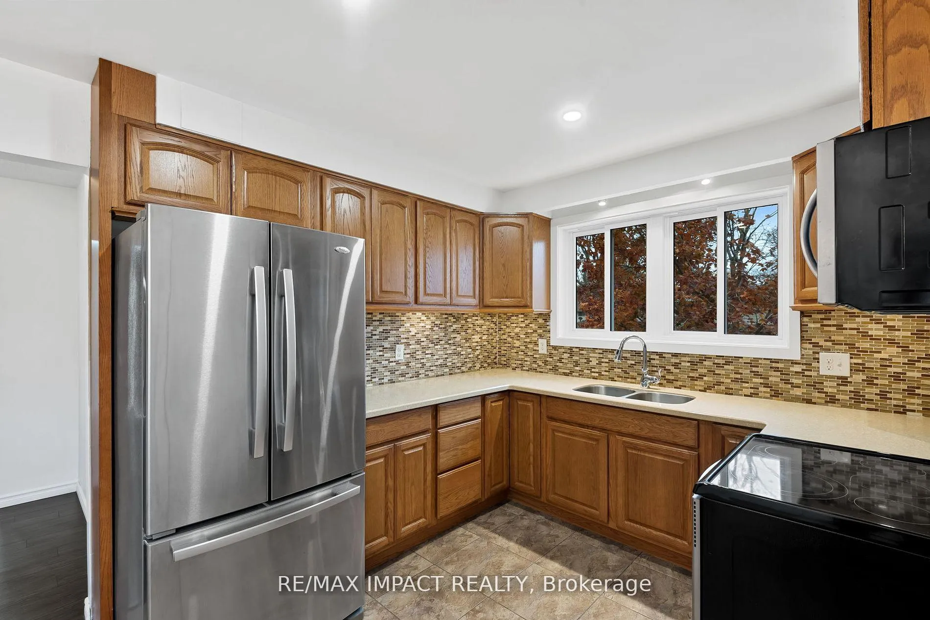 Photo 9 of 261 Kensington Crescent, Oshawa, Centennial — HOMEH