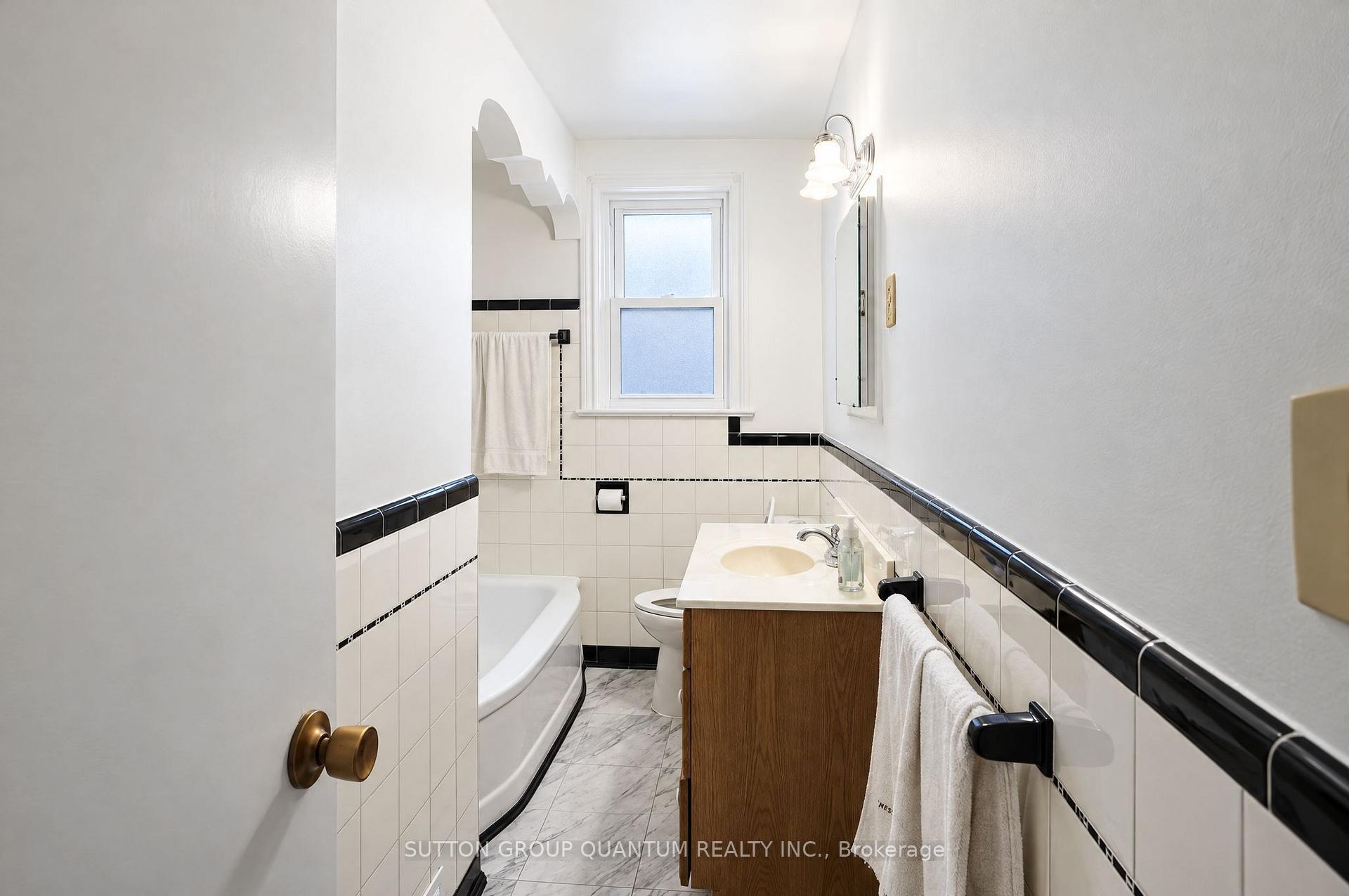 Photo 5 of 74 Cannon Road, Etobicoke, Stonegate-Queensway — HOMEH