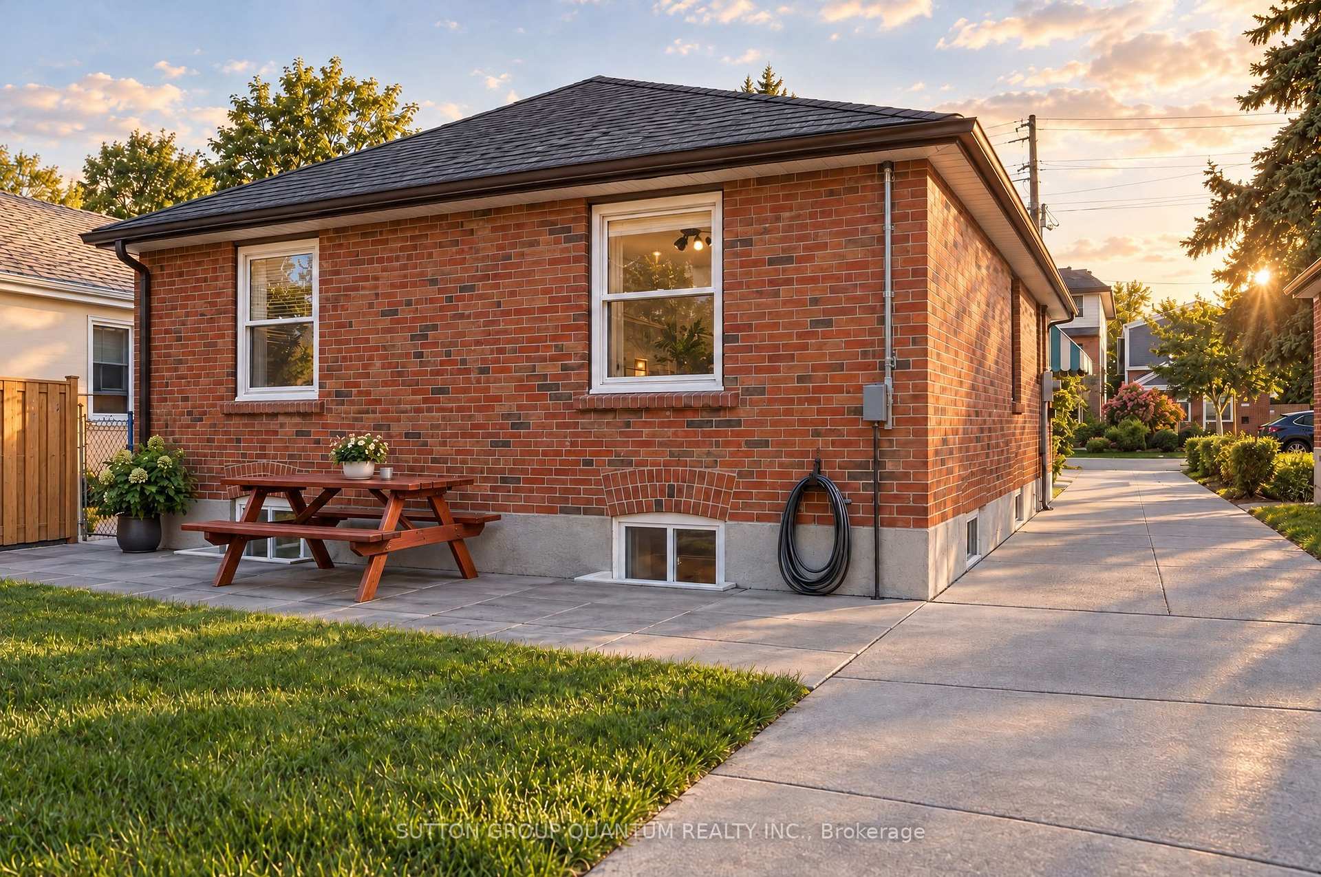 Photo 10 of 74 Cannon Road, Etobicoke, Stonegate-Queensway — HOMEH
