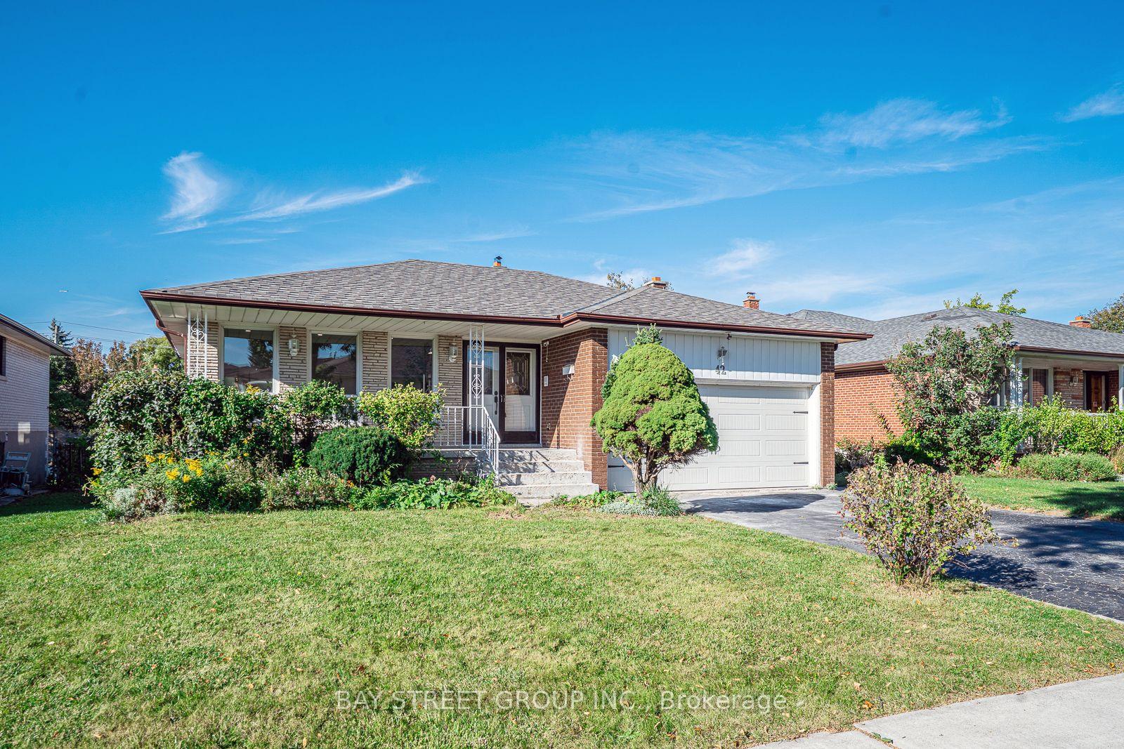 Photo 3 of 42 Faye Drive, North York, Pleasant View — HOMEH