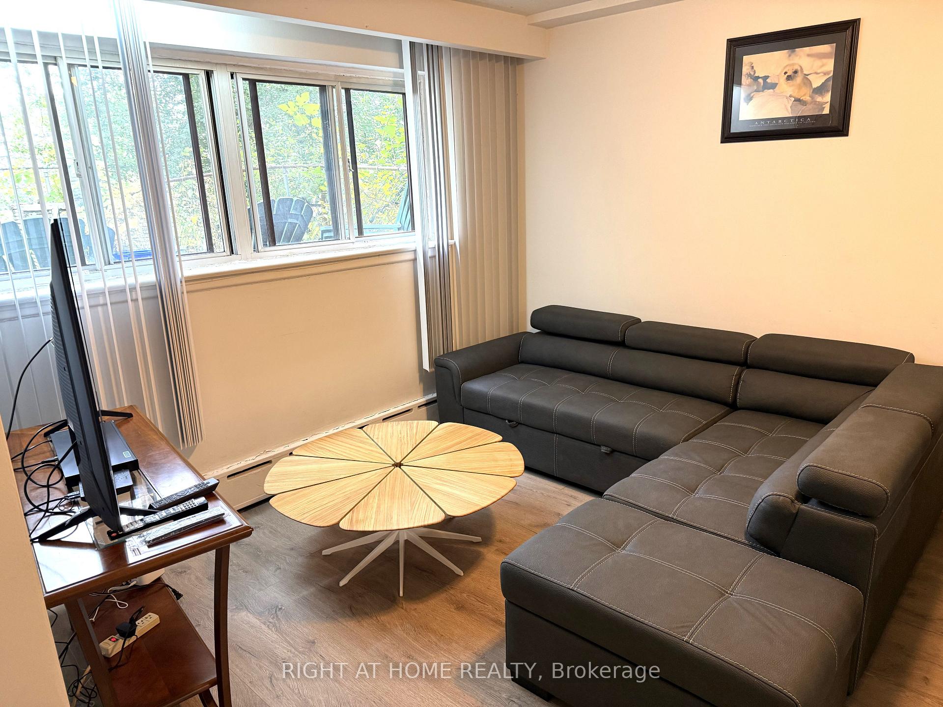 Photo 5 of 64 Purdon Drive, North York, Bathurst Manor — HOMEH