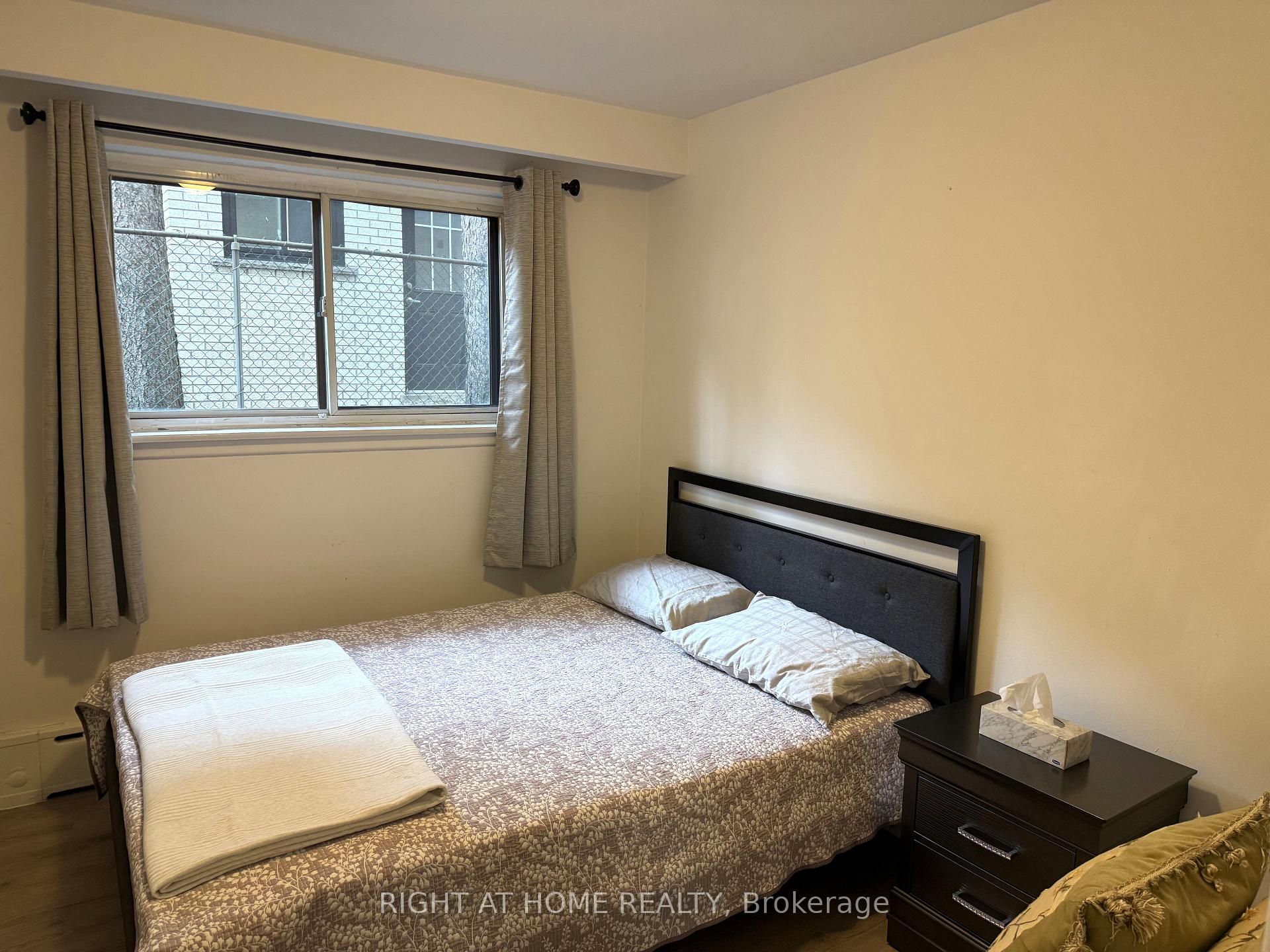 Photo 6 of 64 Purdon Drive, North York, Bathurst Manor — HOMEH