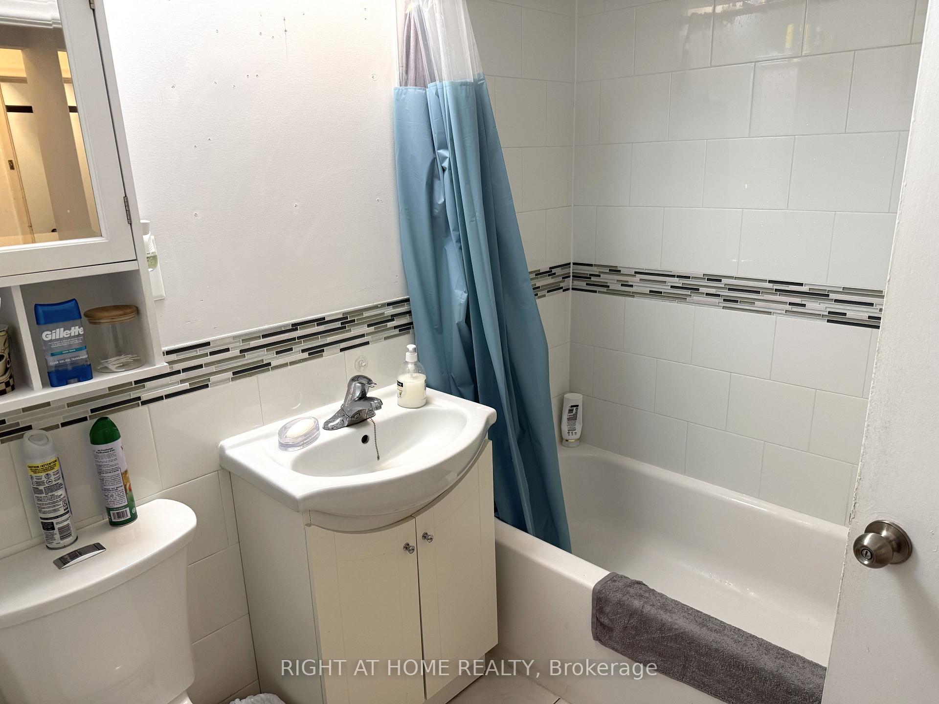 Photo 8 of 64 Purdon Drive, North York, Bathurst Manor — HOMEH