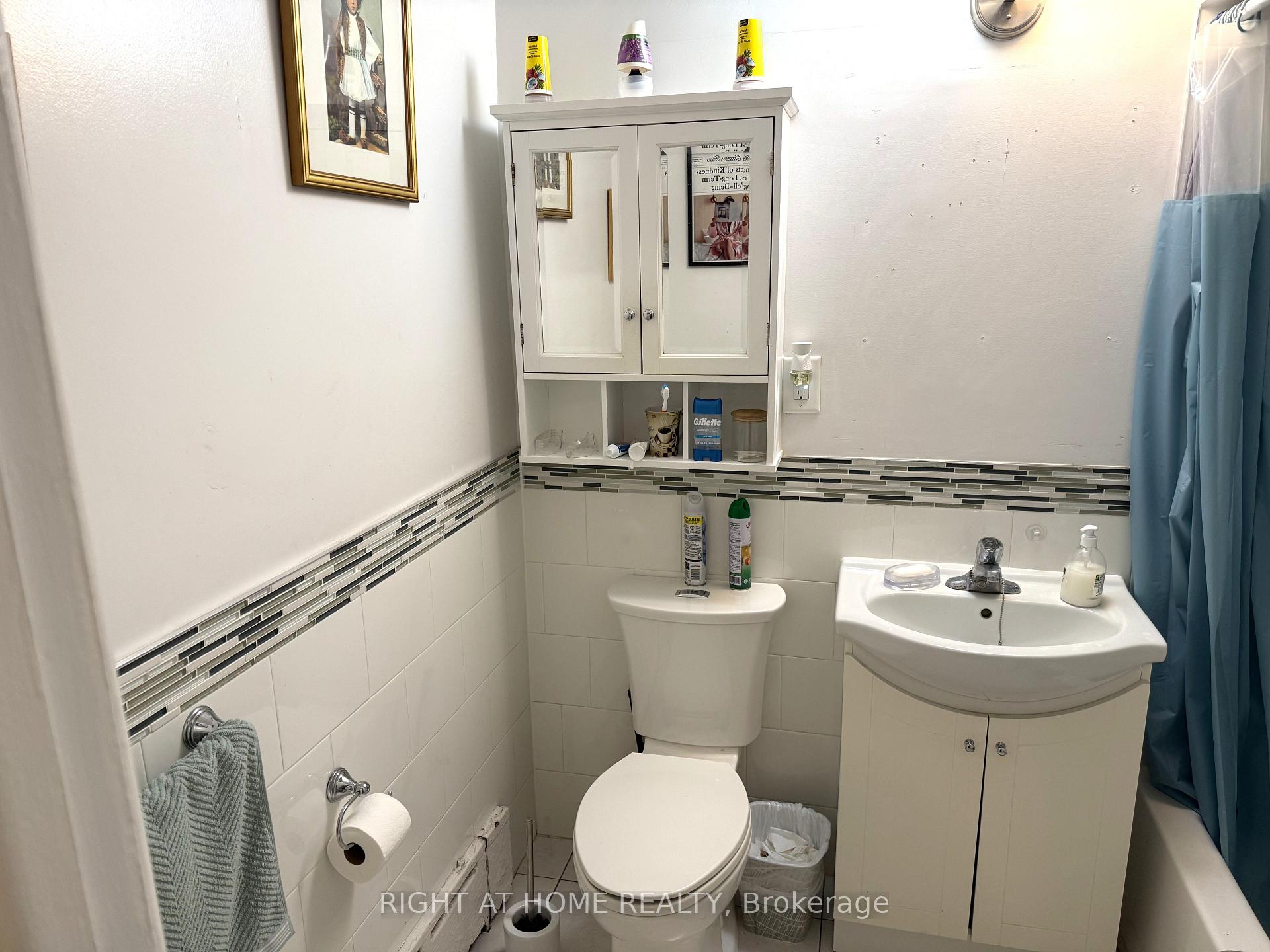 Photo 10 of 64 Purdon Drive, North York, Bathurst Manor — HOMEH