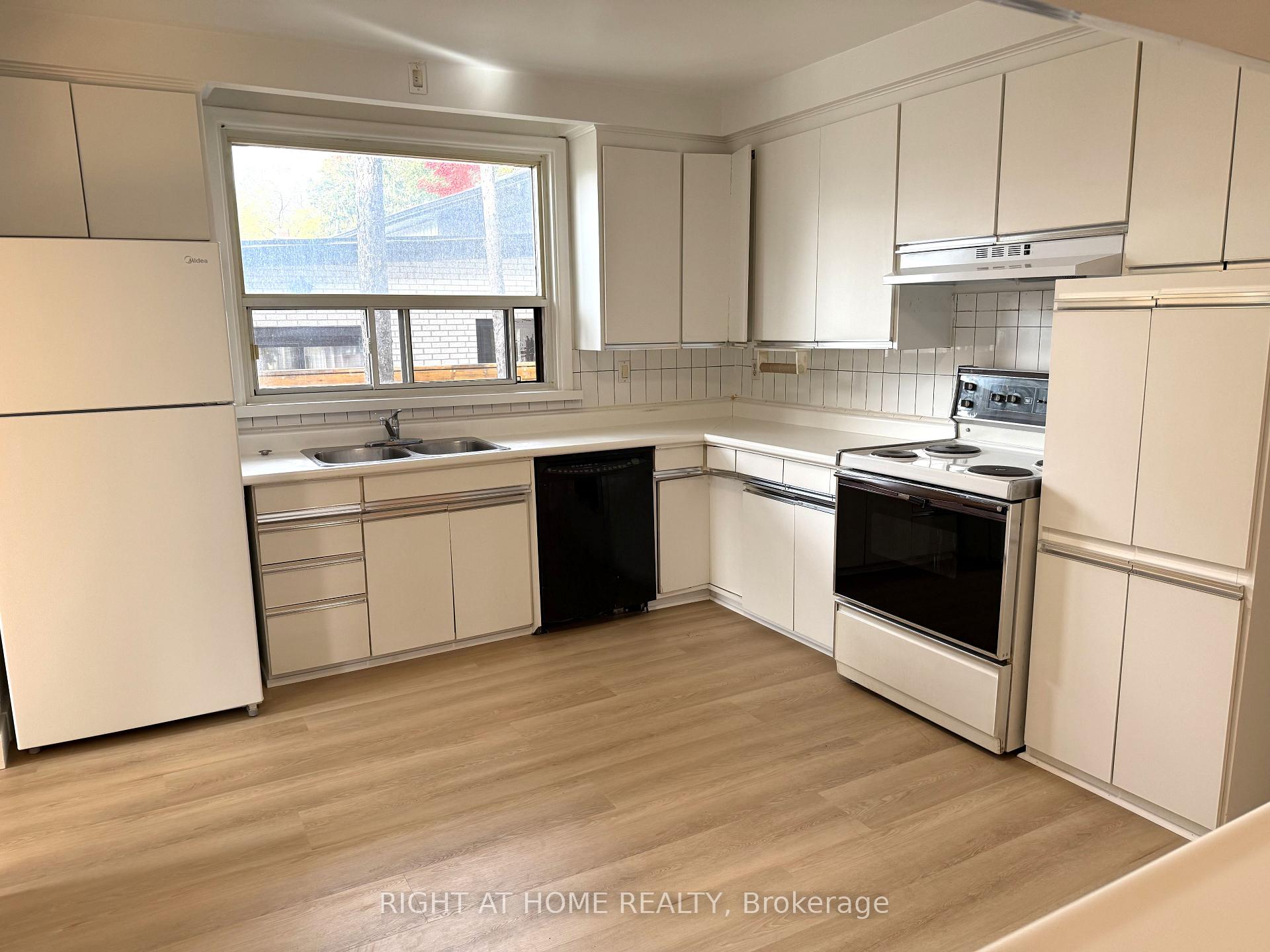 Photo 14 of 64 Purdon Drive, North York, Bathurst Manor — HOMEH
