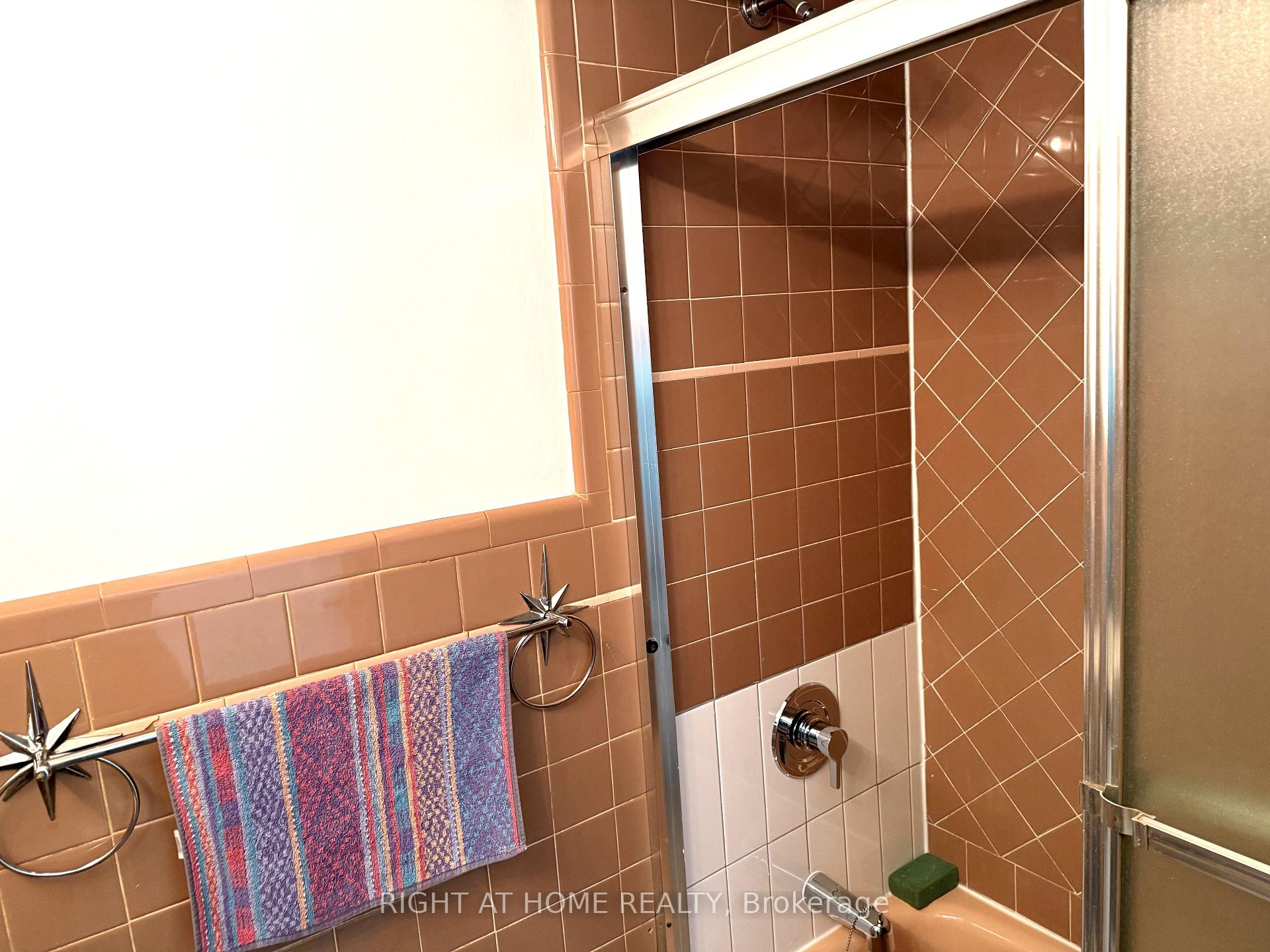 Photo 23 of 64 Purdon Drive, North York, Bathurst Manor — HOMEH