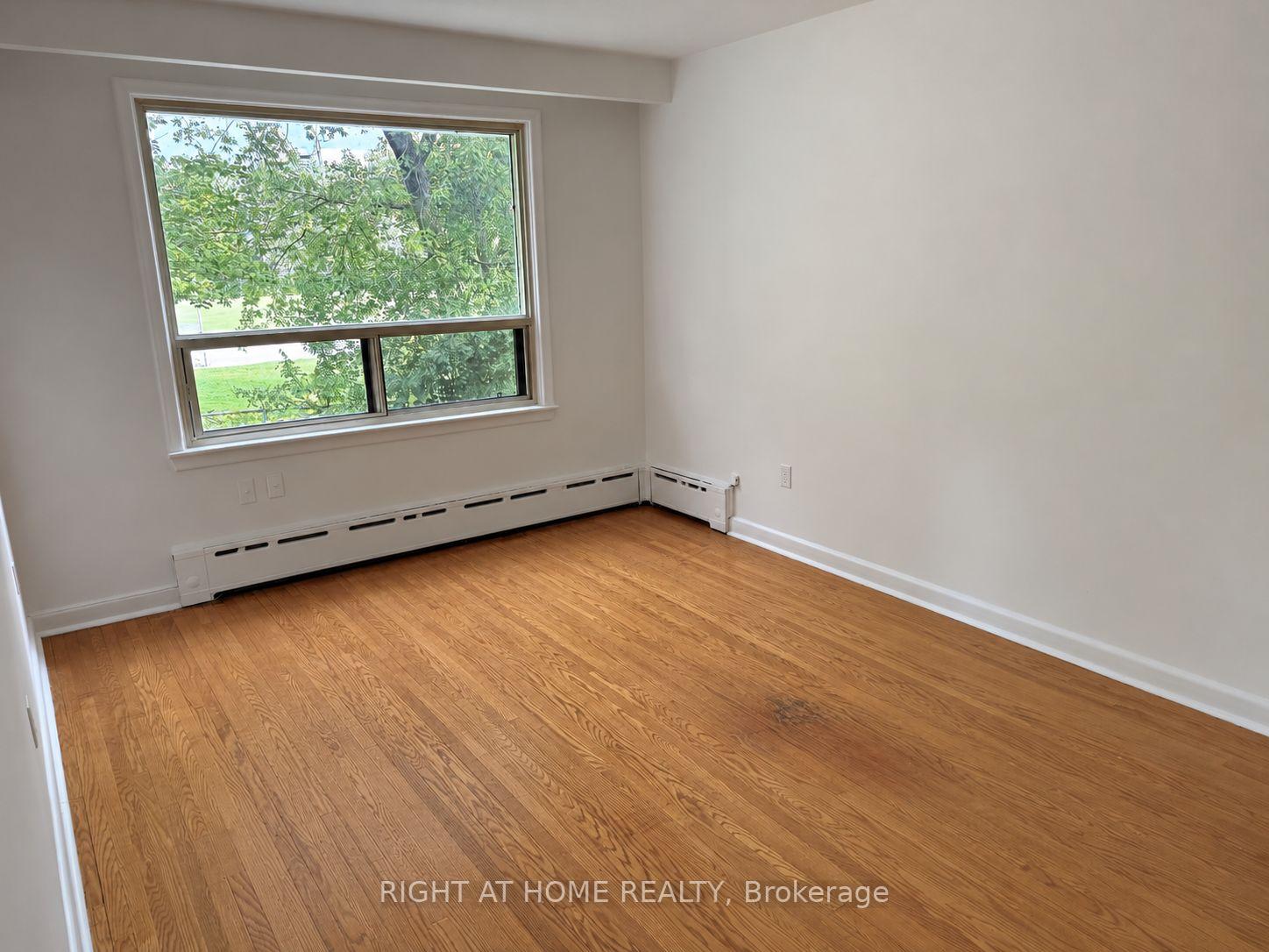 Photo 24 of 64 Purdon Drive, North York, Bathurst Manor — HOMEH