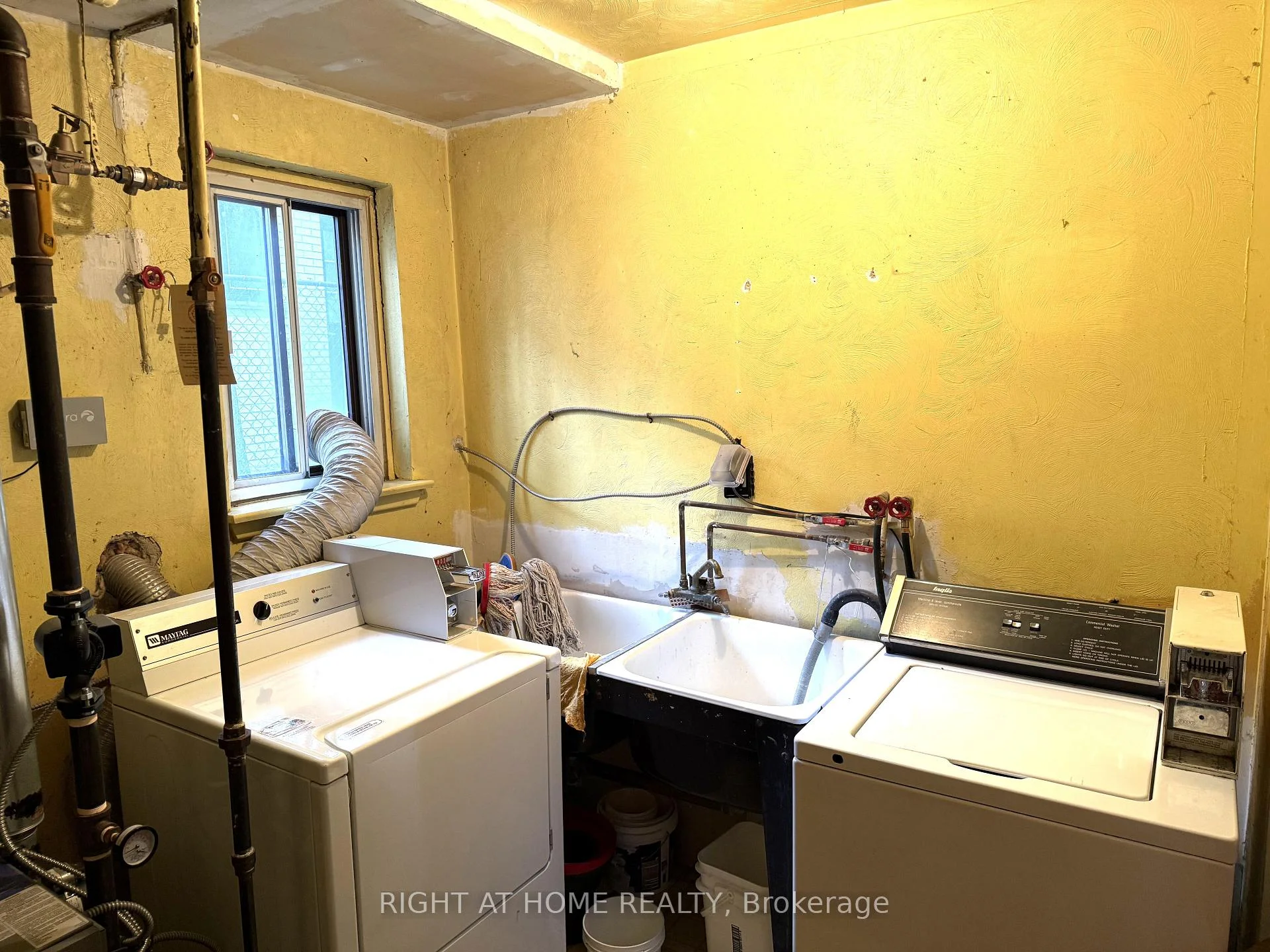 Photo 9 of 64 Purdon Drive, North York, Bathurst Manor — HOMEH