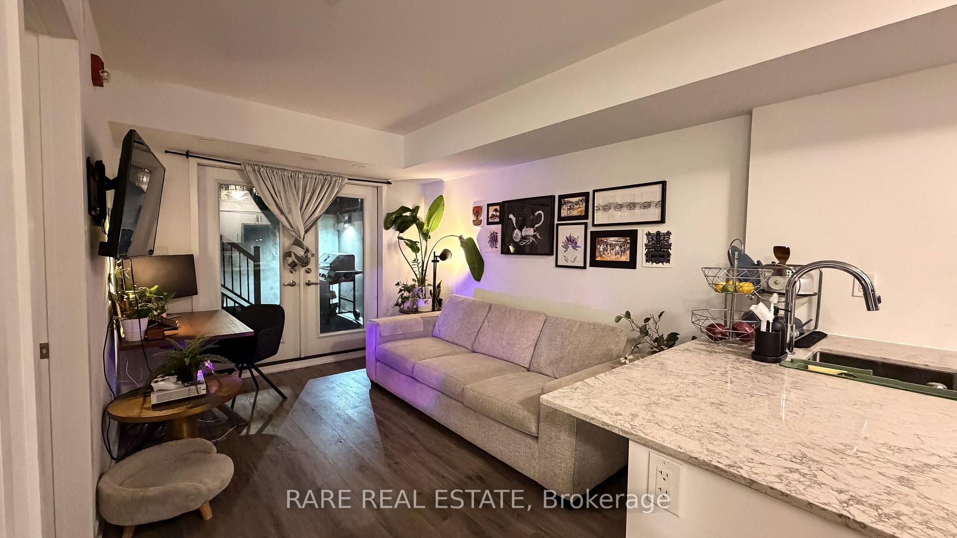 Photo 3 of Unit 4, 10 Marquette Avenue, Toronto, Englemount-Lawrence — HOMEH