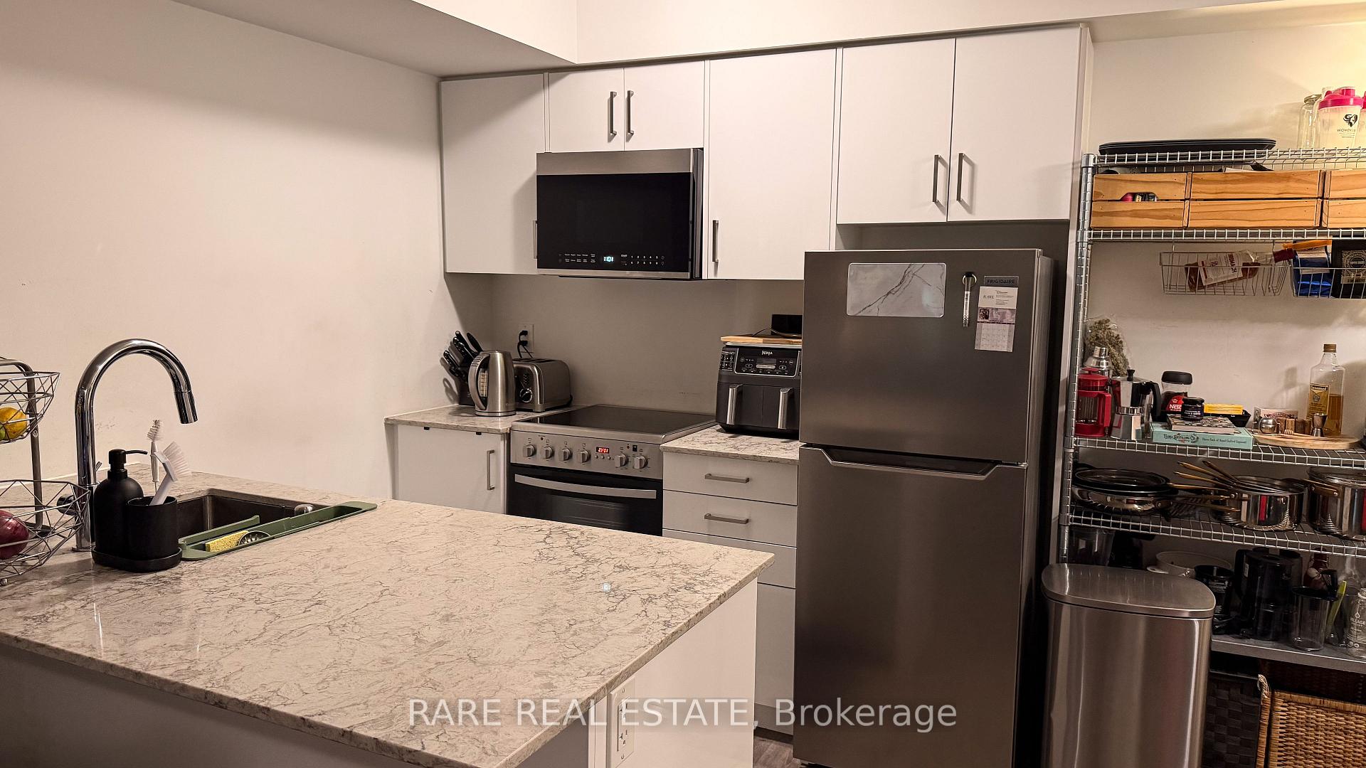 Photo 5 of Unit 4, 10 Marquette Avenue, Toronto, Englemount-Lawrence — HOMEH