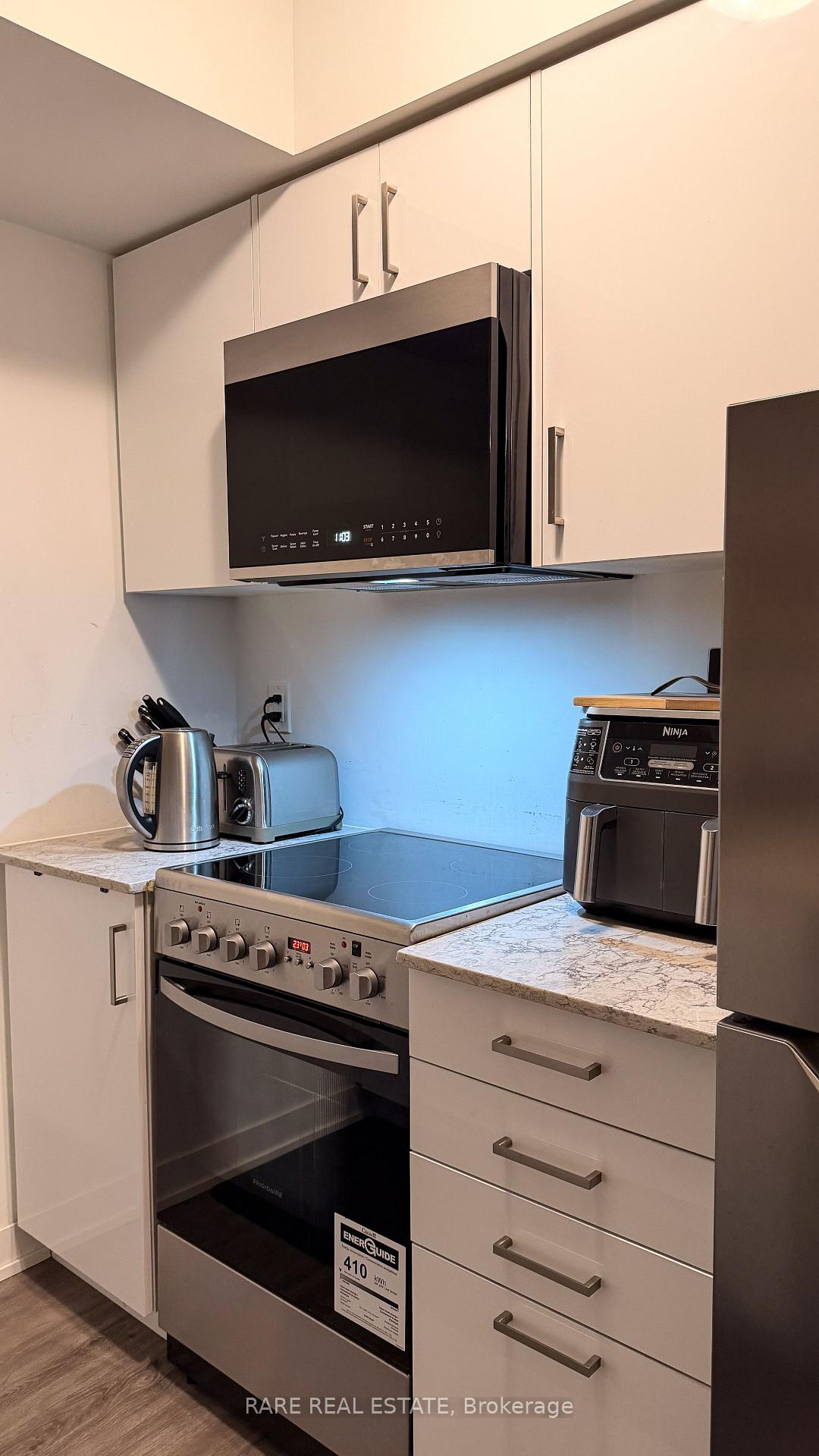Photo 6 of Unit 4, 10 Marquette Avenue, Toronto, Englemount-Lawrence — HOMEH