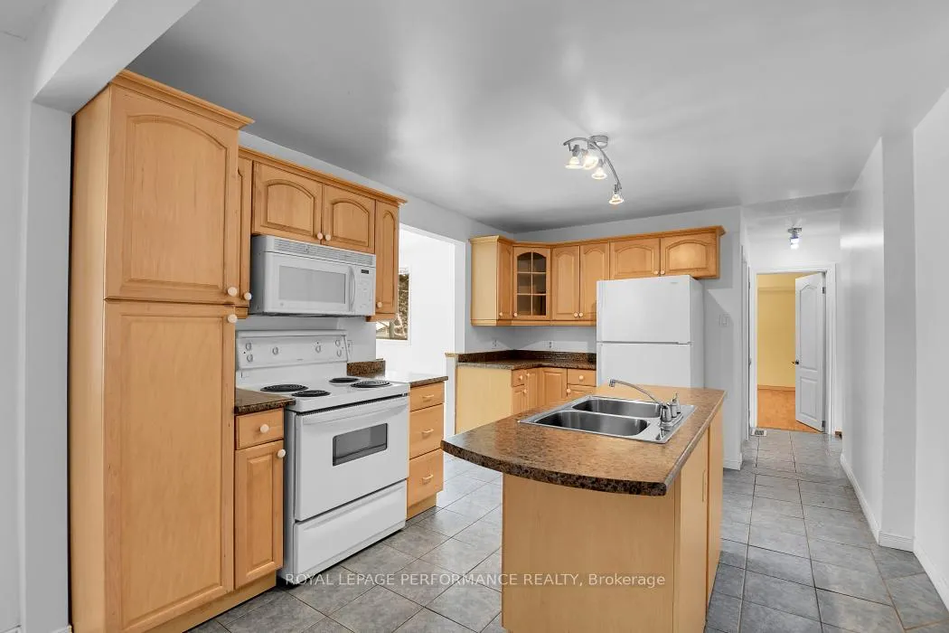 Photo 9 of 813 Walkley Road, Ottawa, Riverside Park — HOMEH