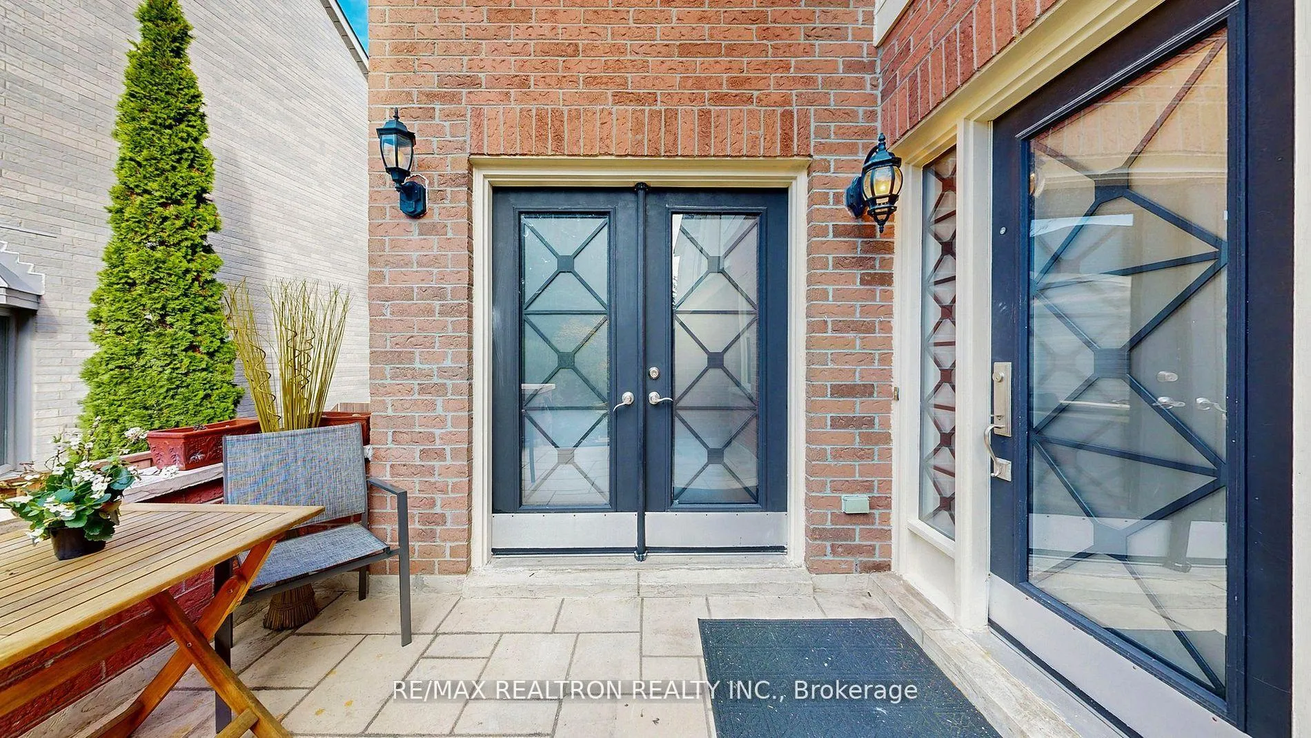 Photo 2 of 25 Waterbridge Lane, Markham, Unionville — HOMEH