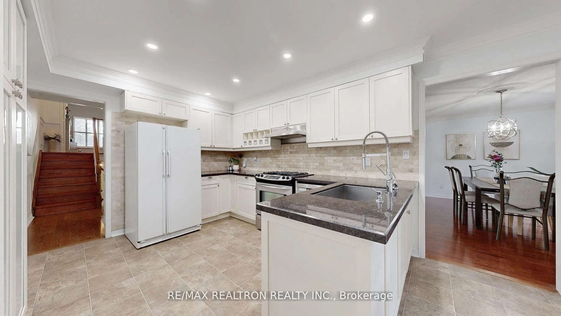 Photo 7 of 25 Waterbridge Lane, Markham, Unionville — HOMEH