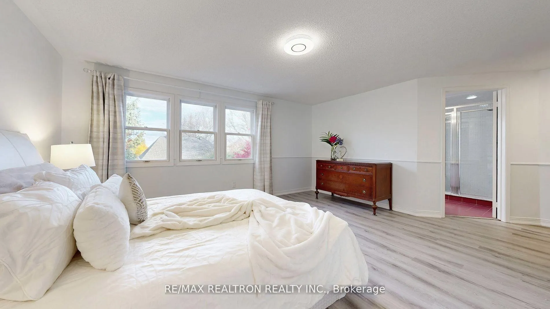 Photo 10 of 25 Waterbridge Lane, Markham, Unionville — HOMEH